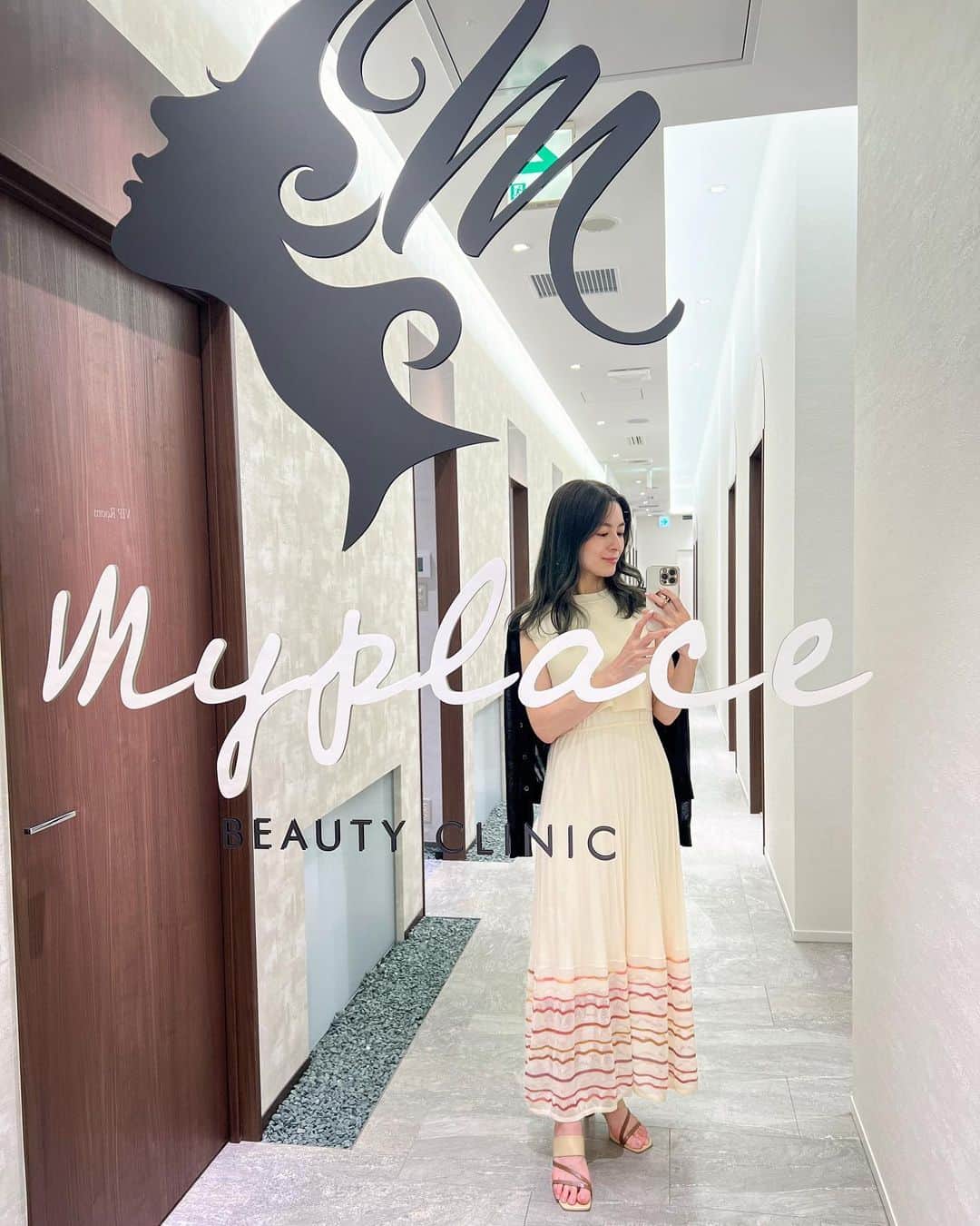 のインスタグラム：「. 定期的に通っている @myplacebeautyclinic さんの美肌パーフェクトコース✨  最近肌荒れが続いていたのでいつもと違うスキンケアとかしてたら皮脂詰まりが気になってて🥺  毛穴汚れもスッキリ取ってもらって、ジェニシストーニングでお肌全体にハリツヤも出て一気にトーンアップした❤️  美肌パーフェクトコース👇 ▫️エインというスチーマーで毛穴汚れを浮かし出す ▫️ハイドラジェントルで皮脂や毛穴汚れを吸引除去。 ▫️ジェネシスで毛穴の開きやハリツヤアップ ▫️トーニングでシミや全体のトーンアップ ▫️最後はデルマシオで美容成分を肌の奥まで導入（今回は美白タイプ）  @minamibiyogeka @dr.yu_yagi_dermatology  #マイプレイスビューティークリニック #マイプレイス #myplacebeautyclinic #美容外科 #美容皮膚科 #美容整形外科 #整形 #プチ整形 #形成外科専門医 #南亨介 #八木優 #大阪 #心斎橋 #美肌 #美肌パーフェクトコース #スキンケア #美肌ケア #レーザー治療 #美白ケア」