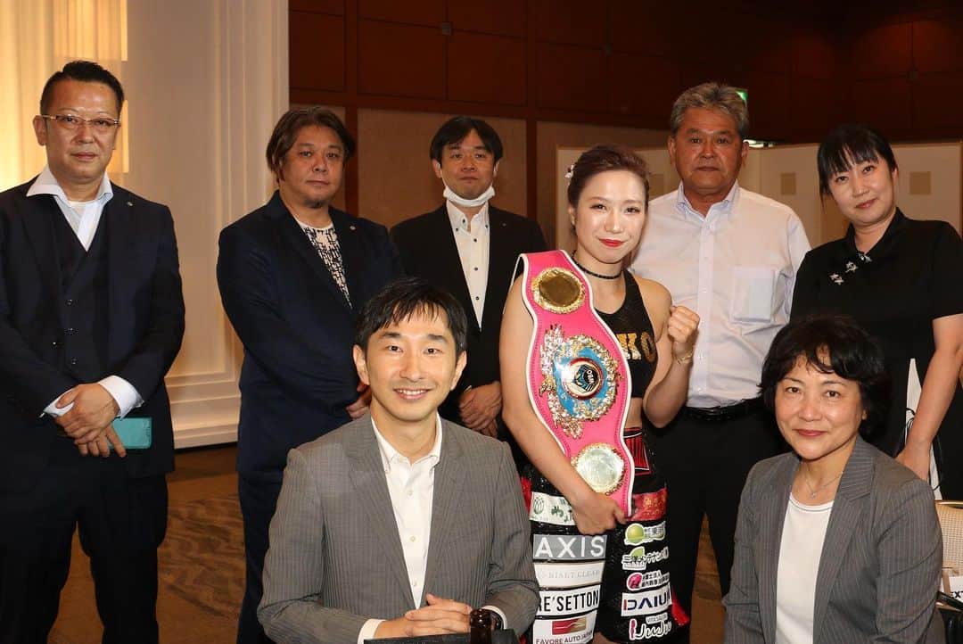 のインスタグラム：「…最後の方の写真後姿だけだと私女神やん💖笑  ユニホームだと…顔パンパンのやる気満々✊笑  気合い入れてまた今週も頑張るぞ−😤💪  #中村学園 #日本スクラム会  #努力の上に花が咲く #絶対花咲かせる #ボクシング #統一」
