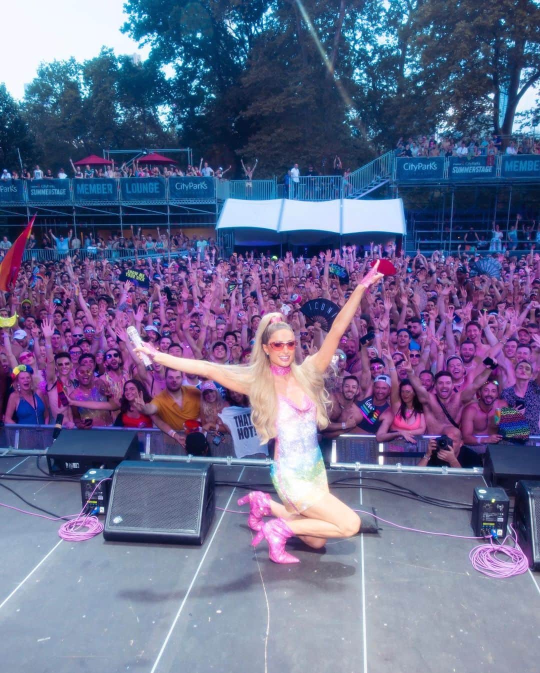 のインスタグラム：「Thank you, NYC!🗽💖I had the most incredible time playing for you all tonight @DreamlandPride 💕🌈 So proud to be closing out #Pride Month with this incredible night. Thank you @KimPetras & @Aqua.DK for making this even more iconic 💗thank you everyone for all the love!!🥰🌈 #SummerOfSliving 🔥」
