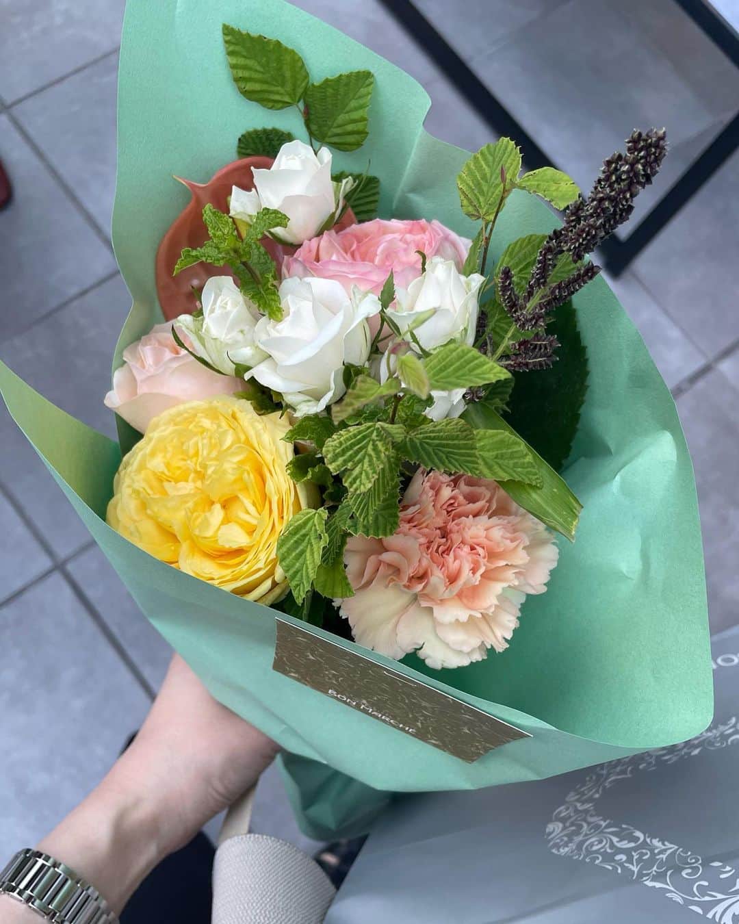 のインスタグラム：「週末は大学の友人たちと💐  愛の詰まったメッセージカードは 毎年泣いちゃいそうになるね。  いつも変わらずにいさせてくれて ありがとう😉💚」