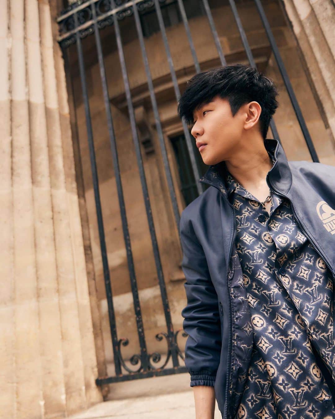 林俊傑のインスタグラム：「Take it to the streets 2! 巴黎街拍2 @louisvuitton  #louisvuittonsg #LVMenSS24  📸 by @rodrigocarmuega Hair by @peter_wu_coloriste_  Makeup by @jasmine_kao1」