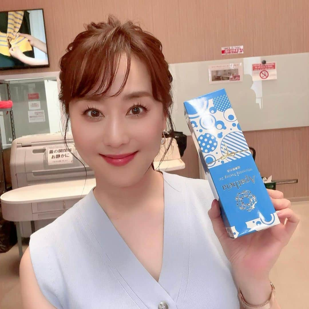 村上麻衣さんのインスタグラム写真 - (村上麻衣Instagram)「「ビューティーアドバイザー」として、生放送に ゲスト出演させていただきました。  数週間前から 「言って良い言葉」「言ってはいけない言葉」 を整理して自分なりに台本を作り、毎日ブツブツ暗記して臨みました📖  お陰様で無事に終わりましたが、  もっとテンポ良く勢いよくやればよかった もっと臨機応変に色々な言葉を言えばよかった とたくさんの反省点です💦  このお仕事をずっとされている方、もう尊敬しかないです。  次回は、観ている方がもっとワクワク楽しめるような形で、商品の良さをお伝えしたいです🥹  がんばるぞー💪  お買い求めくださった皆様、本当にありがとうございました🙇‍♀️  1枚目の動画は完全に無加工です😆 はい！最初、見るカメラ間違えてます。笑  #お仕事#仕事 #mywork #myjob #ビューティー#ビューティーアドバイザー #テレビ のおしごと#通販」6月26日 12時38分 - maimaisue