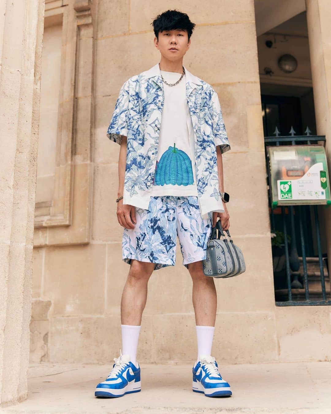 林俊傑のインスタグラム：「Take it to the streets 1! 巴黎街拍1 @louisvuitton  #louisvuittonsg #LVMenSS24  📸 by @rodrigocarmuega (except 7) Hair by @peter_wu_coloriste_  Makeup by @jasmine_kao1   #paris」