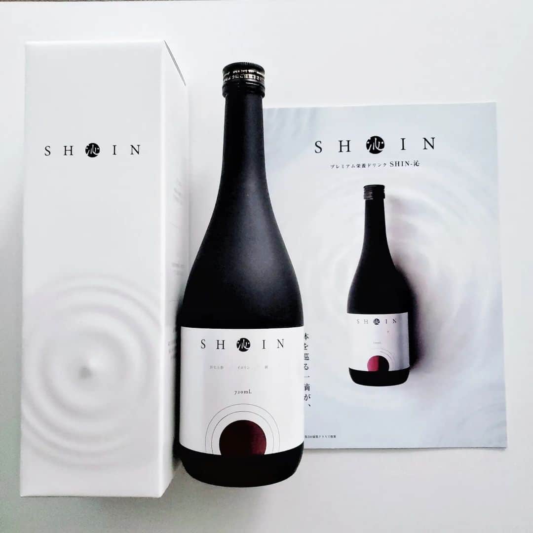 のインスタグラム：「最近愛用してる栄養ドリンク。 １日少しの量で飲みやすくて続く みんなにおすすめしたい。  プレミアム栄養ドリンク 【 SHIN - 沁 】 内容量：720ml（1日の目安 約24ｍl） １本:15,980円（税込） ２本セット:28,960円（税込）  【 SHIN - 沁 Instagramアカウント】 @essencia_koso   東洋医学、西洋医学、進化医学の3つの医学理論に基づき現代人の巡るにアプローチ。 【イヌリン】腸内環境改善 【田七人参】東洋和漢素材 【銅】体内酵素サポート  【飲み方】 SHIN沁12ml（添付の計量カップをご利用ください）を目安にコップなどに入れ、原液またはお好みの量の水（もしくは適温のお湯）とマドラーなどでよく混ぜて薄めてから、ご就寝前や起床後などご自身のお好きなタイミングでお召し上がりください。  @essencia_koso  #エッセンシア酵素 #腸活 #腸活美人 #東洋医学 #健康美 #プレミアム栄養ドリンク #インナーケア #PR  年齢を重ねるごとにこうゆうのってほんまに大事。   #健康 #美容 #美容系男子 #美活 #美意識 #美容液 #美容好きな人と繋がりたい #美男美女と繋がりたい #美ボディ #美肌 #美肌ケア」