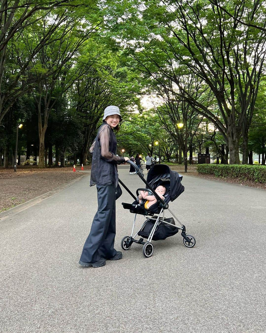 松永ちさとさんのインスタグラム写真 - (松永ちさとInstagram)「🌱👶🎶 最近のぷにけん♡♡ ベビダノン毎日食べてるのに 毎回いやそうにするけどすきみたい もっとくれーて、ふにゃ顔する🤣 ぷすぷすから覗いてなにか訴えてる顔 掴まり立ちも脚ぷるぷるさせて練習中 新入りの紐がお気に入り🤤 仕事帰りに久々に外食した日🍻  #玄ノ進 #おでかけんのしん #8ヶ月ベイビー #10月生まれ #ママコーデ #chisacoordinate」6月26日 12時48分 - chisato_matsunaga