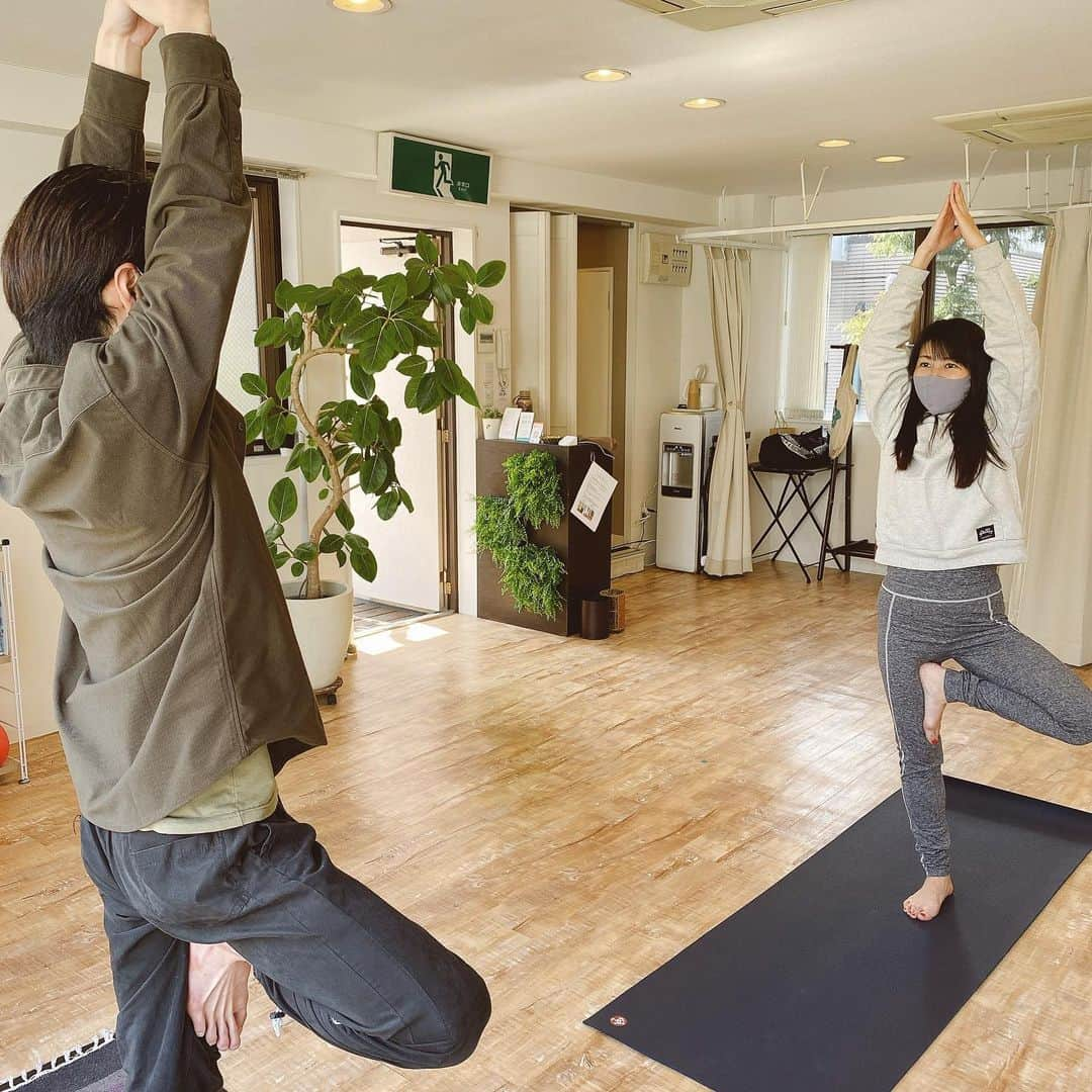 中山真見のインスタグラム：「パーソナル ヨガ🧘‍♀️✖️マッサージ💆‍♀️ ・ @abhyra_yoga  Yuuki先生にヨガを何度か教わったのですが、 マッサージもお上手で組み合わせてもらうことに。 あるようで無かった組み合わせ！！ これがすっごく良くて❣️❣️ ・ 骨格や歪みもみてくれるし、 その人の目標に向かって方法を考えてくれて😆 ・ 身体作りにあたり、 ↓の3つがポイントだそう。 ・ ☑️土台 ストレッチマッサージ→滞りを解消 ☑️ポンプ 筋トレ→血液を送り出す ☑️流れ 有酸素→サラサラ血液になりより流れをよく ・ 私は土台が出来ていないのに運動をしていた状態だったので痩せにくいそうで。 なるほど〜と言う感じ。 ・ そして、身体の歪みや滞りを改善させるストレッチ法を教えてもらったので毎日できるのも嬉しいポイント！ ・ やっぱり誰しも、最終的には代謝をあげて太りにくい体を手に入れたいですよね。 そこに向かって的確にアプローチ方法を教えてもらえる&自分では出来ないツボをとらえたマッサージ！！ 最高の組み合わせ！！ ・ 代々木のスタジオでも受けられるし、 出張レッスンもしてくれるのがまた嬉しいポイント💓 歪みを整えながらヨガをして心身共にリフレッシュできるので、 産後ママさんとかにもオススメ😄 ・ 因みに、私はママ友とプライベートグループレッスンもお願いしているのですが、 大好評で参加メンバーがどんどん増えています🧘‍♀️🧘‍♀️ ・ #プライベートヨガ #プライベートレッスン #ダイエット #ヨガ #yoga #産後ヨガ #マッサージ #出張マッサージ #パーソナルヨガ」