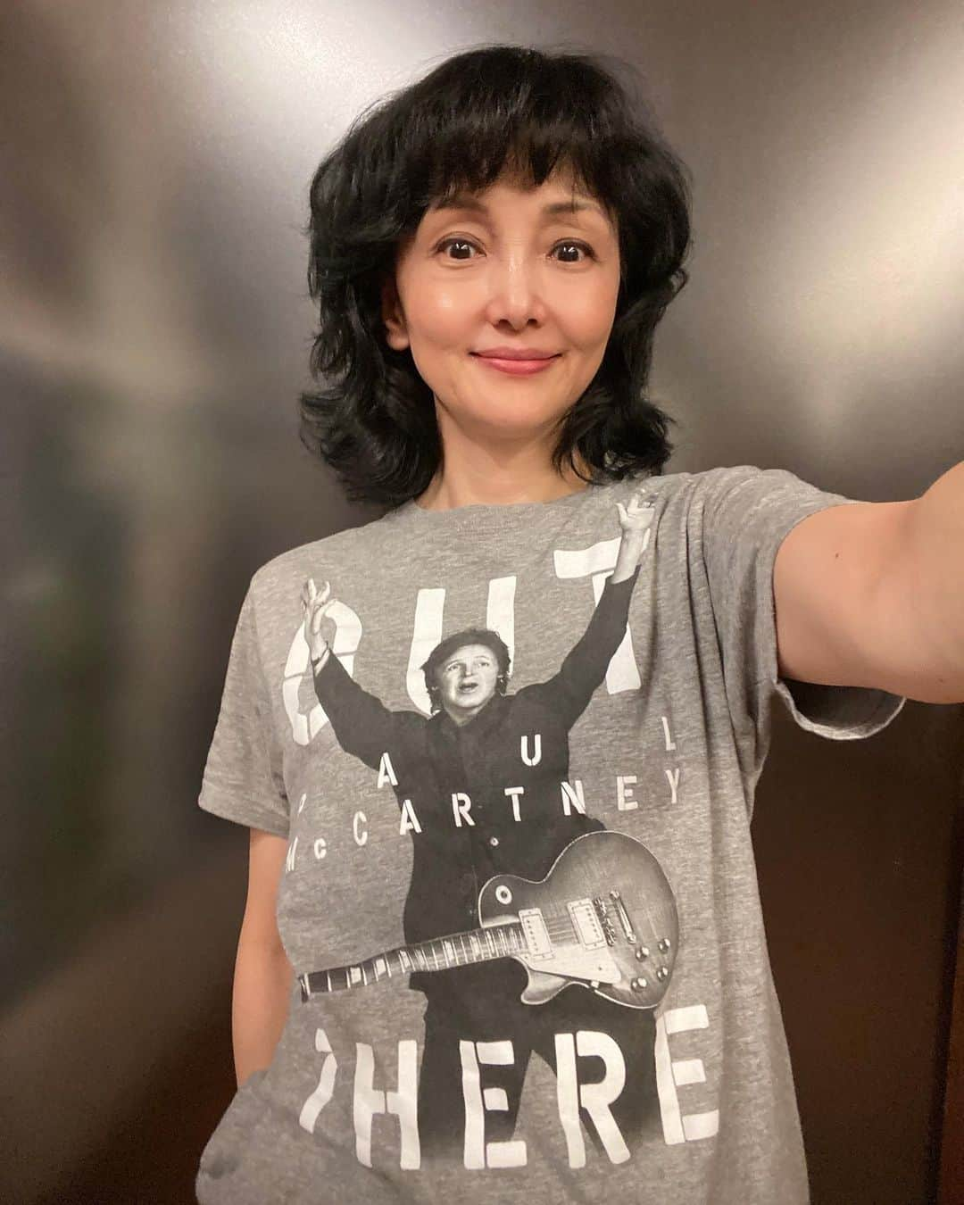 南果歩さんのインスタグラム写真 - (南果歩Instagram)「#これだけはわかってる 稽古場Tシャツもこれで終わり‼️ 明日から劇場入りです‼️ #東京芸術劇場シアターウエスト  もうドキドキして眠れない、初日目前です‼️ 6月30日‼️ 何年やっても、何作品やっても、私には余裕と言う文字は無い😊 自分との闘いです😆  頑張るしかないとこまで、追い込まれてる‼️‼️‼️ これはある意味、幸せなことなんだと思います😊 やるっきゃ無い‼️‼️‼️  #生駒里奈 ちゃんに貰った生駒ちゃんTシャツ 2022年夏夢の時 @ikomarina_1229  #thebroad 美術館 #オイディプスrexxx 2018年イオカステ役 #paulmccartney  2013ツアーTシャツ #所ジャージ さんに頂いたTシャツ #moulinrouge  2021年ブロードウェイで観た🇺🇸  #舞台 #演劇 #稽古場 #劇場 #演劇好きな人と繋がりたい  #舞台好きな人と繋がりたい  #南果歩 #kahominami #미나미카호  #japaneseactor」6月26日 12時50分 - kaho_minami