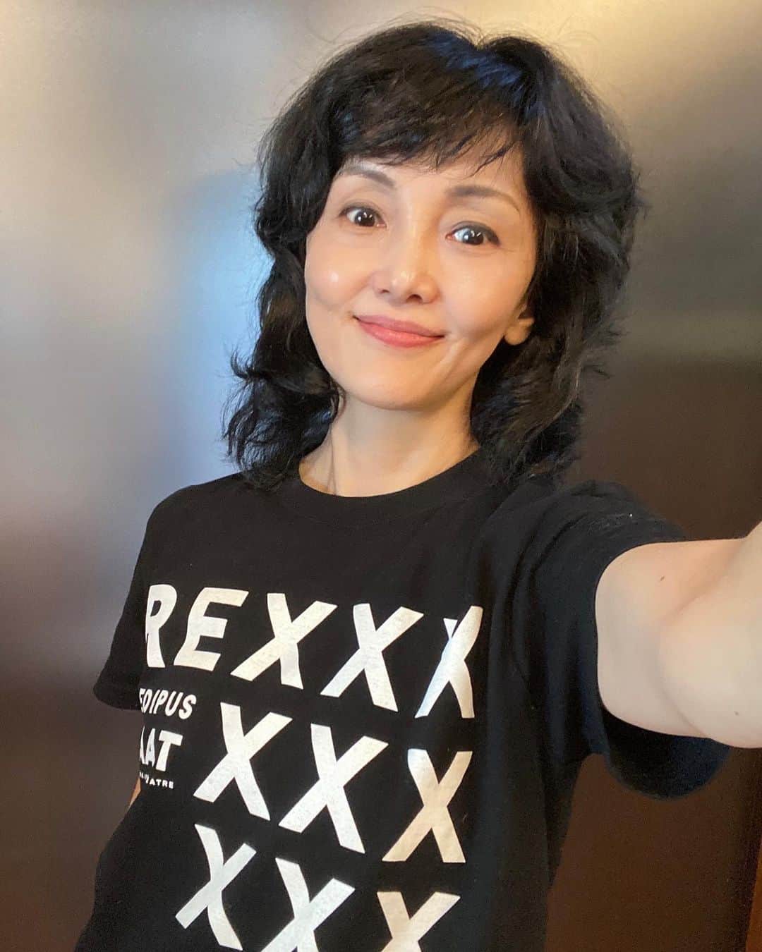南果歩さんのインスタグラム写真 - (南果歩Instagram)「#これだけはわかってる 稽古場Tシャツもこれで終わり‼️ 明日から劇場入りです‼️ #東京芸術劇場シアターウエスト  もうドキドキして眠れない、初日目前です‼️ 6月30日‼️ 何年やっても、何作品やっても、私には余裕と言う文字は無い😊 自分との闘いです😆  頑張るしかないとこまで、追い込まれてる‼️‼️‼️ これはある意味、幸せなことなんだと思います😊 やるっきゃ無い‼️‼️‼️  #生駒里奈 ちゃんに貰った生駒ちゃんTシャツ 2022年夏夢の時 @ikomarina_1229  #thebroad 美術館 #オイディプスrexxx 2018年イオカステ役 #paulmccartney  2013ツアーTシャツ #所ジャージ さんに頂いたTシャツ #moulinrouge  2021年ブロードウェイで観た🇺🇸  #舞台 #演劇 #稽古場 #劇場 #演劇好きな人と繋がりたい  #舞台好きな人と繋がりたい  #南果歩 #kahominami #미나미카호  #japaneseactor」6月26日 12時50分 - kaho_minami
