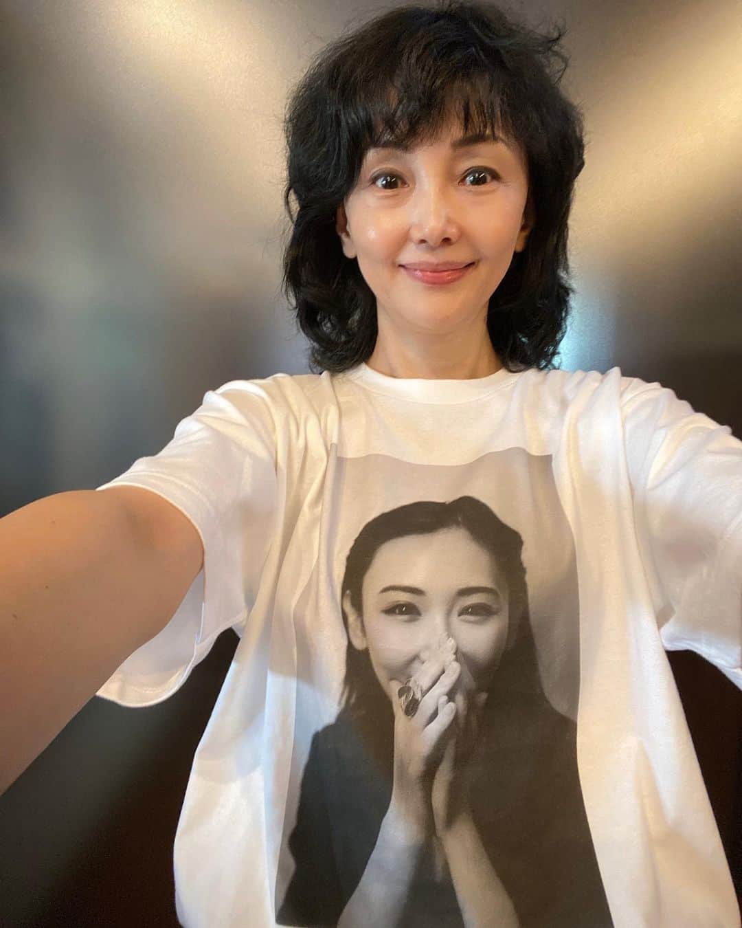 南果歩さんのインスタグラム写真 - (南果歩Instagram)「#これだけはわかってる 稽古場Tシャツもこれで終わり‼️ 明日から劇場入りです‼️ #東京芸術劇場シアターウエスト  もうドキドキして眠れない、初日目前です‼️ 6月30日‼️ 何年やっても、何作品やっても、私には余裕と言う文字は無い😊 自分との闘いです😆  頑張るしかないとこまで、追い込まれてる‼️‼️‼️ これはある意味、幸せなことなんだと思います😊 やるっきゃ無い‼️‼️‼️  #生駒里奈 ちゃんに貰った生駒ちゃんTシャツ 2022年夏夢の時 @ikomarina_1229  #thebroad 美術館 #オイディプスrexxx 2018年イオカステ役 #paulmccartney  2013ツアーTシャツ #所ジャージ さんに頂いたTシャツ #moulinrouge  2021年ブロードウェイで観た🇺🇸  #舞台 #演劇 #稽古場 #劇場 #演劇好きな人と繋がりたい  #舞台好きな人と繋がりたい  #南果歩 #kahominami #미나미카호  #japaneseactor」6月26日 12時50分 - kaho_minami