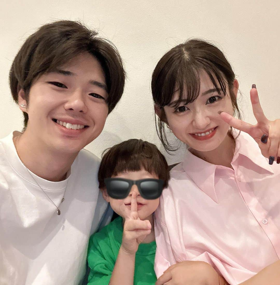 田南輝一さんのインスタグラム写真 - (田南輝一Instagram)「第2子の性別が分かりました。 YouTubeはもう見ていただけましたか？ . 息子と一緒にサプライズで言われた第2子の性別。 風船を割った先にはピンク色の紙吹雪🌸  女の子でした。  もちろん100%ではないですが高い確率だそうです。 どちらでも嬉しさは100点なんですがなんか少しパパとして違う心構えがありました。  全国のパパ、気持ちが分かりました。 るい本当にありがとう。  息子にはまだまだ親を独り占めしてもらっていっぱいパパと遊んでもらいます。  これからも奇跡を取りこぼさないように大事に家族3人で愛でていきます。   #嫁  #息子  #性別発表」6月26日 12時50分 - r.ktyyy