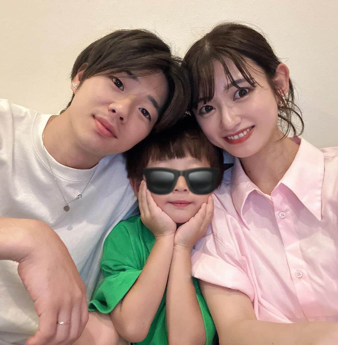 田南輝一のインスタグラム：「第2子の性別が分かりました。 YouTubeはもう見ていただけましたか？ . 息子と一緒にサプライズで言われた第2子の性別。 風船を割った先にはピンク色の紙吹雪🌸  女の子でした。  もちろん100%ではないですが高い確率だそうです。 どちらでも嬉しさは100点なんですがなんか少しパパとして違う心構えがありました。  全国のパパ、気持ちが分かりました。 るい本当にありがとう。  息子にはまだまだ親を独り占めしてもらっていっぱいパパと遊んでもらいます。  これからも奇跡を取りこぼさないように大事に家族3人で愛でていきます。   #嫁  #息子  #性別発表」