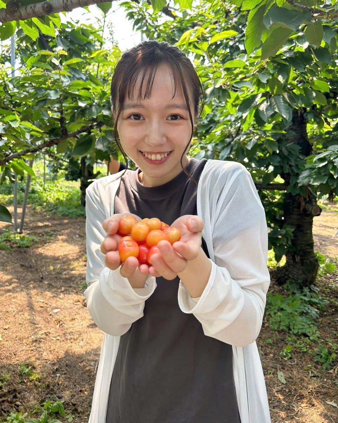 神岡実希のインスタグラム：「ー 🍒狩り 🍒美味しかった！🫐も食べた。 #さくらんぼ狩り #さくらんぼ #🍒」