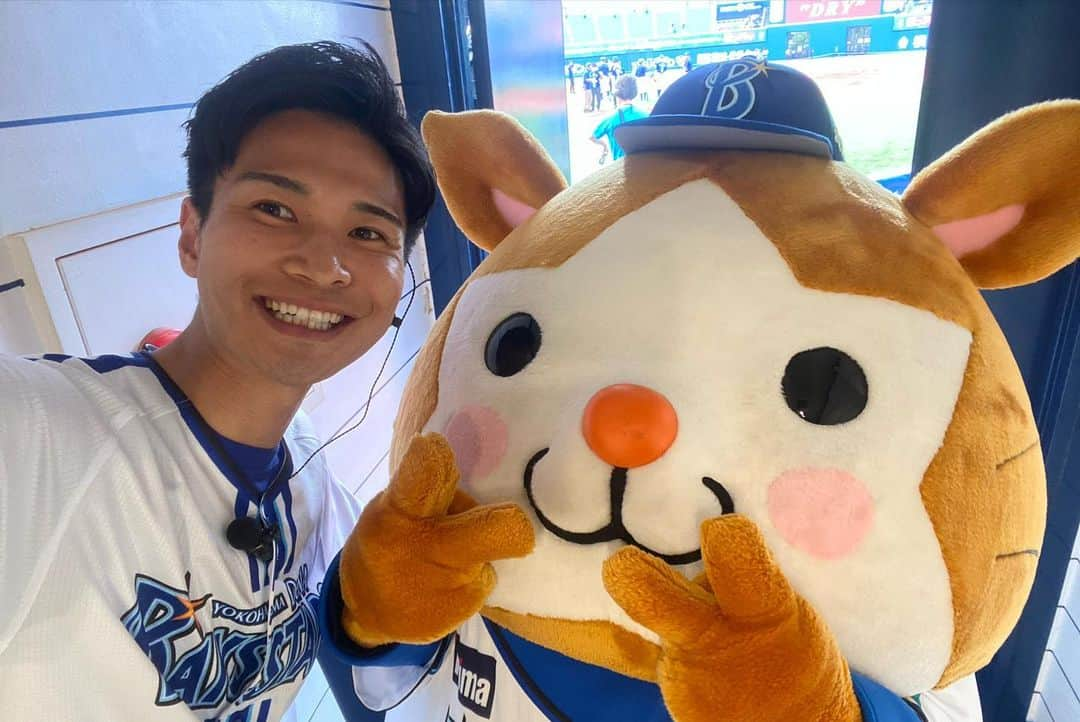 山田弥希寿さんのインスタグラム写真 - (山田弥希寿Instagram)「＼横浜優勝／  交流戦優勝、リーグ戦再開後の相手は首位タイガース。  ゲーム差は2.5でした。  3連勝すれば首位になる状況。  ここを目指して3連勝。  首位奪還  今シーズン最多の貯金は12に。  貯金12は1998年以来。  リーグ優勝へ向けて、大きな3連戦。  私も頑張ります。  #baystars #横浜頂戦 #横浜DeNAベイスターズ #スタジアムDJ #スポーツMC #アナウンサー #山田みきとし」6月26日 12時59分 - mikitoshi_617