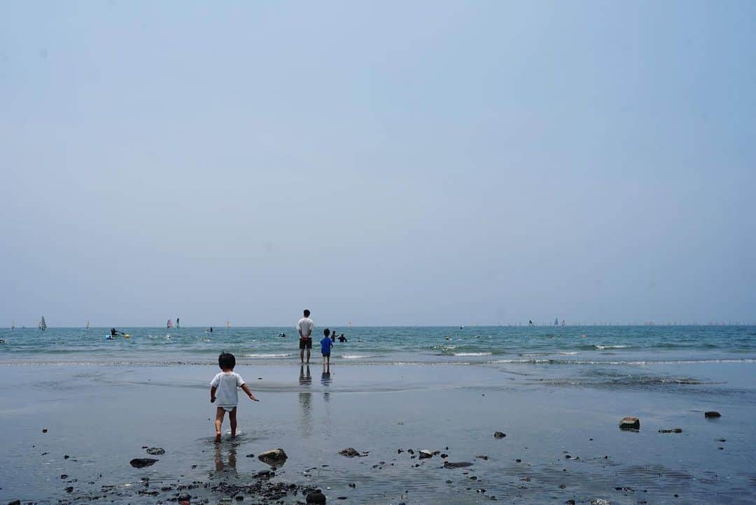 前田有紀のインスタグラム：「海で過ごした日曜日。建設中の海の家を前に、もうひと足早く夏休みみたいな一日だった。 材木座にいると、子どもたちは勝手にいろんな遊びをするし、友達ファミリーや知り合いに遭遇したり。わざわざ時間を決めて待ち合わせたり、集まったりしなくても、ゆるゆる気づけばたくさんの仲間としゃべって笑ったりできる心地よさ◎  #鎌倉暮らし　#材木座」