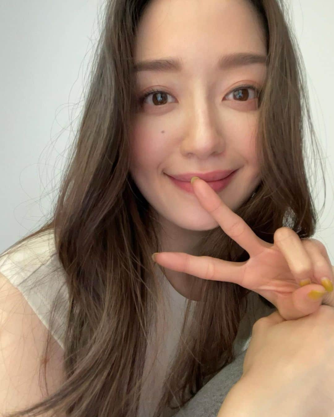 のインスタグラム：「: おそようございます♡ 冬物撮影が少しずつ始まる中📷 昨日の撮影ではついにダウンを着ました〜💦 モデルとして長年やっていることではあるけど、 外で撮影していると、年々暑さが厳しくなって いるように感じます🥵 この蒸し暑い天気... 皆さんは何が一番食べたいですか⁇ 私は今、冷やし中華が食べたくて 仕方がありません🤤笑🥢 では⤴︎今週もがんばりましょう♡ : 2枚目は今のネイルです💅🏻 #monday #月曜の花 #えいえいおー #今週もよろしくお願いします」