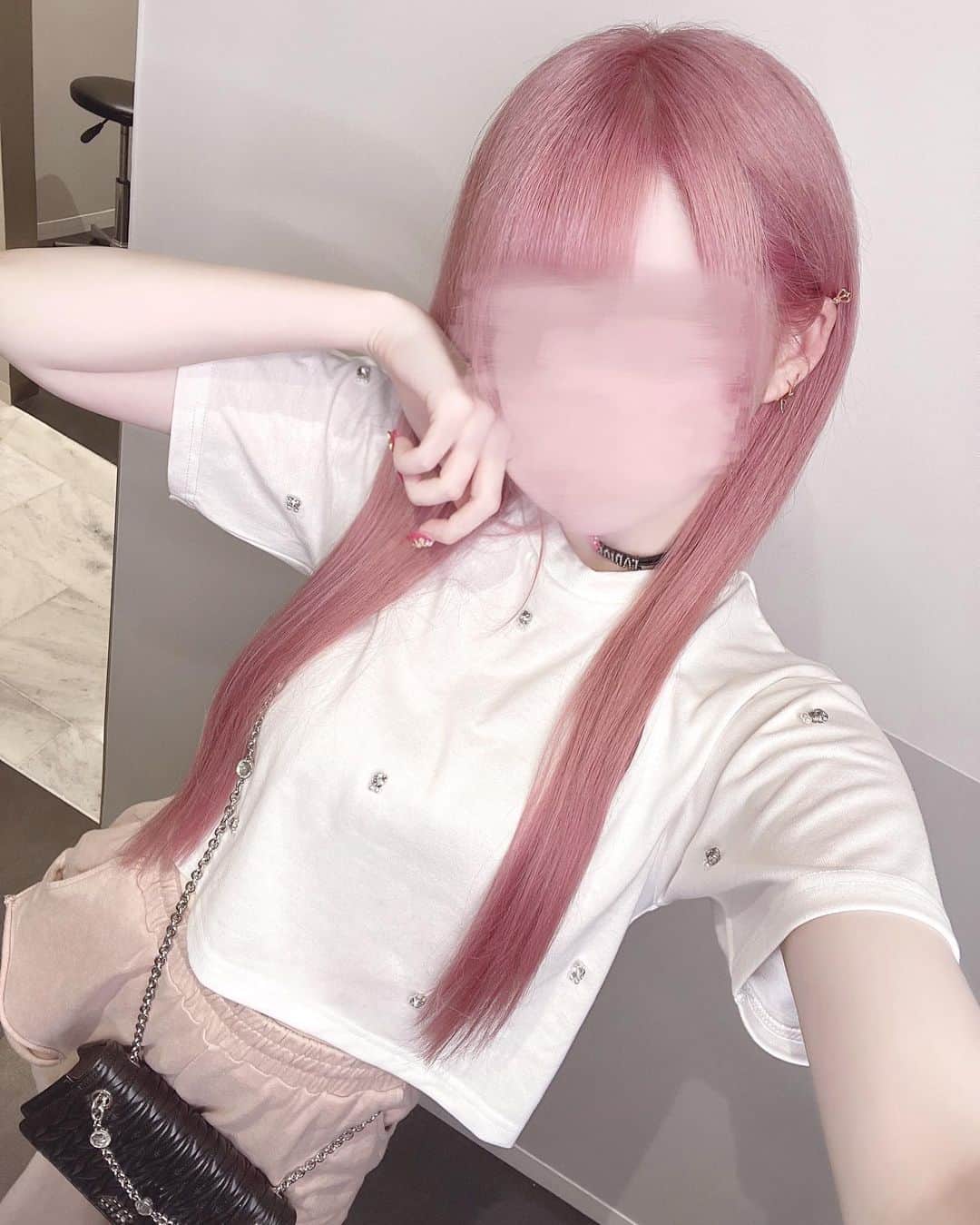 イモさんのインスタグラム写真 - (イモInstagram)「今月も赤み強めのピンクヘア❤︎  いつも綺麗にしてくれてありがとう @atsuki_pooh ( ⸝⸝⸝˙꒳​˙ ⸝⸝⸝ )  染めたては写真映え抜群のピンクだし、色落ちは桃みたいな薄いピンク色で私好みすぎる…！🍑⸝⸝⸝  1年くらいずーっとここでやってもらってるんだけど、ハイトーンや同じ髪色にしたい子は是非行ってみて✌🏻  #量産型 #量産型ネイル #量産型ヘアメ #ヘアメ #量産型コーデ #量産型ヲタク #量産型になりきれないヲタク #隠しきれないヲタク #地雷系 #地雷 #地雷女 #地雷系女子 #地雷コーデ #ピンクカラー #新宿  . . . #INGNI #darich #miumiu」6月26日 13時03分 - p0vq_
