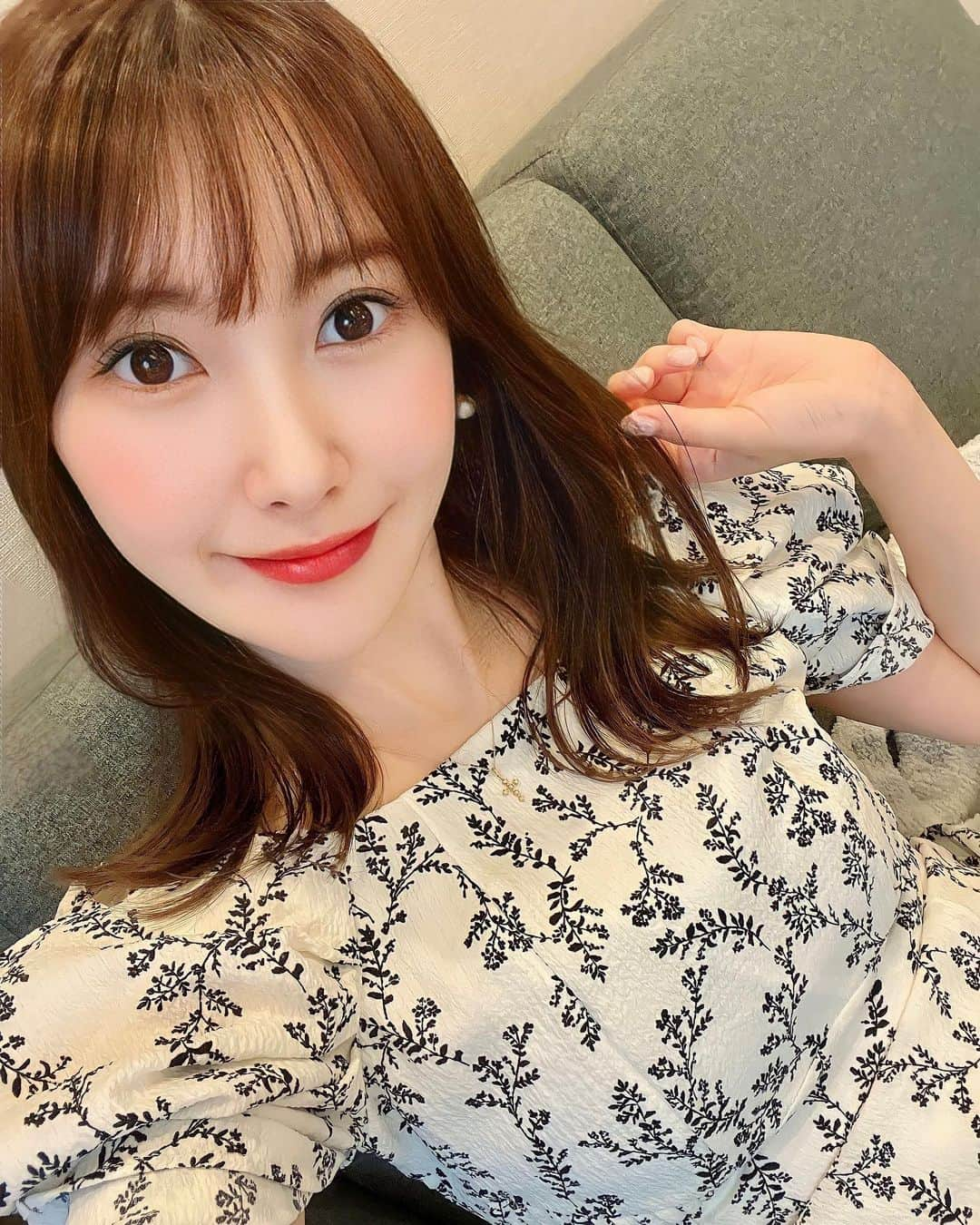 璃子のインスタグラム：「久々の自撮り🤳 3枚目はニキビできたよの写真🔘 #自撮り#自撮り女子」