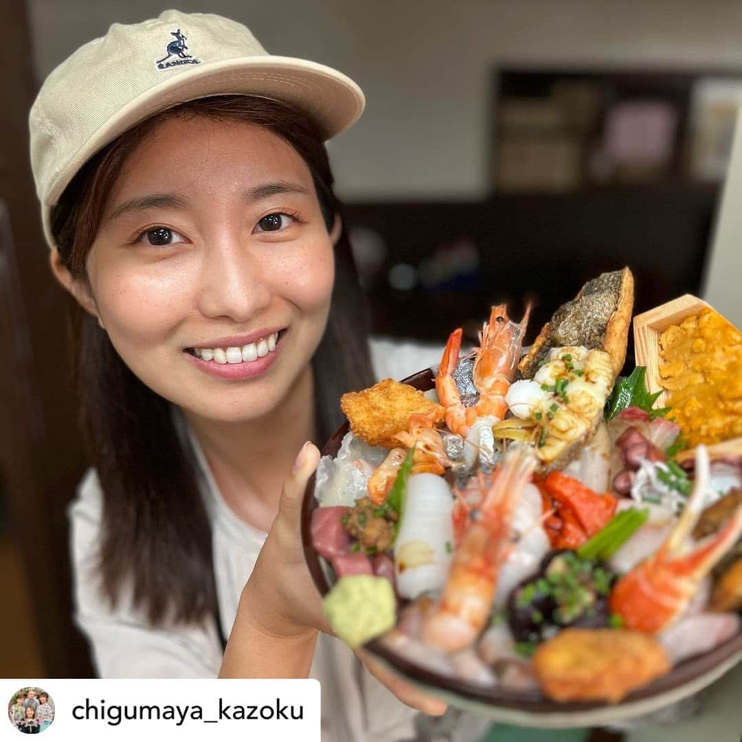 木村那津美のインスタグラム：「°･🐠#ちぐまやグルメ  今回のグルメは、 下関市にあります「おかもと鮮魚店」をご紹介しました！  ゴールデンウィークなど、 いわゆる繁忙期には２時間待ちの行列が できるほどの大人気店で、 最近は取材NGになっているお店！  なんですが、山口県の大スター、 どさけんさん行きつけということで取材OKになりました！ありがとうございます！  こちらは以前おっきーさんも紹介した〝海鮮丼〟が大人気なんですが、 それ以外の食べ方も！！！  詳しくはちぐまやアカウントで チェックしてください🥰 ーーーーーーーーーー 場所：下関市竹崎町２丁目７−４ 岡本ビル 営業：11:00～23:00 休み：日曜 電話：083-232-8551 ーーーーーーーーーー #ちぐまや家族 #山口県 #下関市 #下関グルメ #下関居酒屋 #海鮮 山口県の情報が盛りだくさん！ 毎週土曜朝9時25分からは👇😋 @chigumaya_kazoku  【2023年6月24日(土)  「おかもと鮮魚店」】」