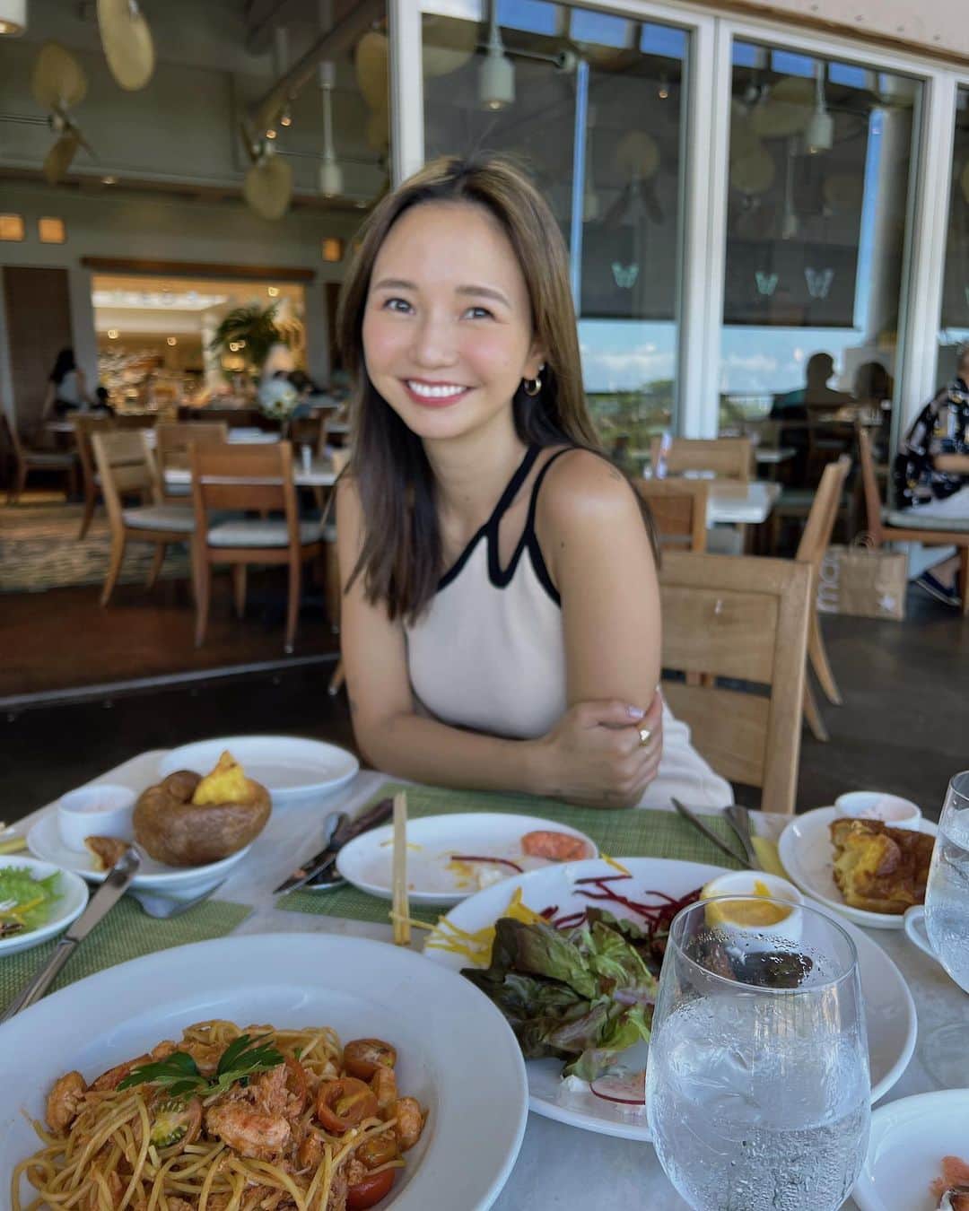 宮崎絹子さんのインスタグラム写真 - (宮崎絹子Instagram)「ハワイご飯🍝🍴🍳ハワイへ行く方、保存してあとから参考にしてみてね💕💕💕  1. Arvo サーモンにアボカドトッピング♡ パンもクリームもちょー美味しい🥑  2.アランチーノ ウニのパスタが大好きで、絶対に行く場所❤️予約した方が良いよ🍴  3.Hawaiian vintageの smoked ahi saladとアサイボールを買ってビーチに行くのが定番 日本でも食べたいくらい好きなサラダ❤️  4.アラモアナショッピングセンターの中にあるニーマンのマリポサ❤️ 綺麗な景色を見ながらたべるご飯がしあわせ  5.North shoreに行ったらおすすめのがHaleiwa bowlsのアサイーボウル💕私はシャーベットの方が好き💕  6.Whole foodsのデリでtake awayしてビーチに持っていくのもオススメ♡量り売りで好きなものを選べるよ💕ホールフーズのもの安心🤣  他にもいっぱいあるけど写真撮る癖がないから撮ってたのこれだけだった💦また今度載せますね❤️  #ハワイ #hawaii #ハワイおすすめ #arvo #アランチーノ #ホールフーズ #haleiwabowls」6月26日 13時22分 - babykiy