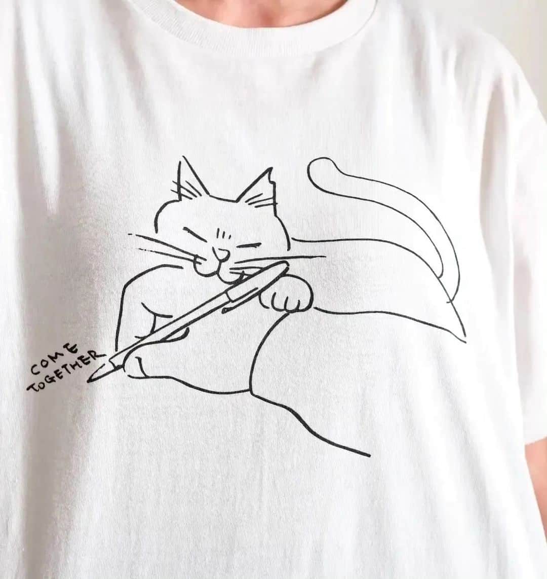 伊勢みずほさんのインスタグラム写真 - (伊勢みずほInstagram)「新潟市美術館の中にあるこかげカフェさんで、今年もチャリティ猫Tシャツを販売していただけることになりました🤩  @kokagecafe  しかも！！Tシャツを購入してランチやカフェを楽しんだ方には！！グルテンフリー猫ちゃんクッキーをサービス🤩  可愛くて美味しい黒猫クッキー🩷  私達の活動に寄り添ってくださるこかげカフェさん🥹💖  アレルギーを持つ子どもたちも食べられるようにと、様々なアレルギーフリーのメニューにも挑戦していらっしゃいます✨ベーグルも大人気！  美術館で芸術鑑賞して、チャリティに参加して、美味しい珈琲タイム💖 なーんていかがですか🤭  Tシャツの売上は原価を除く全額が殺処分ゼロ活動に直接使われます。皆様のご協力をよろしくお願いいたします🙏  #こかげカフェ #新潟市美術館 #グルテンフリー #アレルギーフリー #黒猫　#米粉　#クッキー #チャリティ猫tシャツ #殺処分ゼロ　 #新潟市動物愛護協会 #スーパーササダンゴマシン　作 #伊勢みずほ」6月26日 13時23分 - isemizuhoo