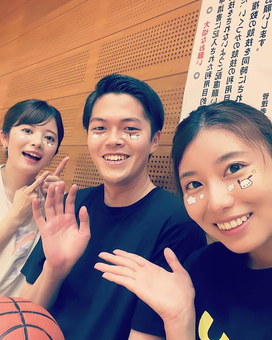 木村那津美のインスタグラム：「『バスケがしたいです…🏀』  不定期開催の会社のサークル活動で バスケしました⛹️‍♀️  1試合の時間を5分にセット…！ え、長くないですか？ 普段運動してない人たちばかりなのに？  案の定、 キツかったです。 三井のみっちゃんと違って 諦めそうになったよね。  じつは得意な教科は国語と体育で 5段階中5  大学ではよくて 8（10段階/良）しかくれないと 評判の先生に9（10段階/優）と いう評価をもらったことあるくらい  そこそこ動けるオタクな私ですが。  なんせ持久力いる競技は苦手なんですよね🙂 マラソンとか笑笑　  でも久しぶりに爽やかな汗をかいて スッキリです！！ ※次の日しっかり筋肉痛でした。  1枚目／奥野ちゃんと最近アナウンサーと思われている番宣マン“オカタク”  3枚目/安達元バスケ部選手  #バスケがしたいです🏀  #いちおうレイアップシュートできます#成功率低めだけど」