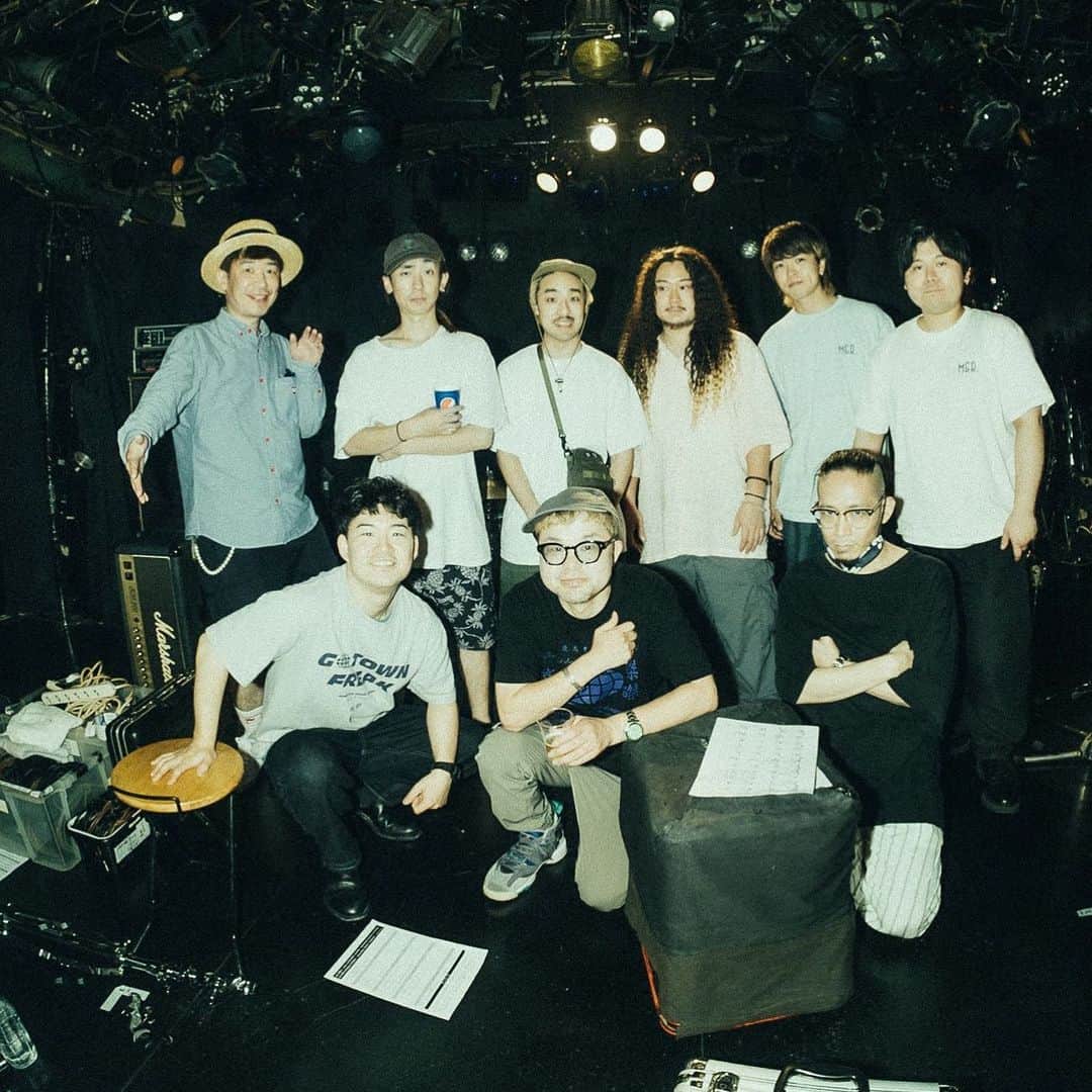西寺郷太のインスタグラム：「下北沢 CLUB Que のステージで。全出演者で記念撮影。  @koshyamas #magora 初ライヴおめでとう！そしてなにげに自分もバンドセットのソロライヴであのボリューム感初めてだったけど楽し過ぎたし、演奏陣がヤバすぎてしびれた！  バンドマスターの大樋ゆう大を中心に草野球チーム SUNKING で出会ったドラマー三隅憧人（24歳）、ゆう大の学生時代のルームメイトでアルバム『SUNSET RAIN』でもウッドベースを弾いてくれたカズキチ。 magora は本気でステージで歌うのが初めてだとは思えないほどの天賦のスター性と歌の力で歴戦のミュージシャン達を完全に虜にしていた。  『SUNSET RAIN』でも叩いてくれた一平のドラムの刺激的で重い心地よいグルーヴ感、そしてもうこれまた驚異的で想像力と独創性に満ちた磯貝一樹カズキングのギター！カズキング背番号12も写真や動画を撮ってくれた真田一幸サナディーン背番号37も SUNKING のメンバー。草野球やってて良かった（笑）。全部繋がってくる！  そして何より村田シゲ！最高のベーシストでありつつ、俺に常に突っ込んでくれてありがとう（笑）！助かります（笑）‼️  KINK さんも「90's ナインティーズ」なDJありがとうございます^ ^。リアルに28年前のあの場所の自分とつながりました。昨日来た方は是非西寺郷太自伝的小説「「90's ナインティーズ」（文藝春秋）も読んでみて下さい。下北沢CLUB Que @club_que の階段を降りるシーンから始まりますので^ ^。  土曜日までは配信見れます！見逃した方、今からでも是非！」