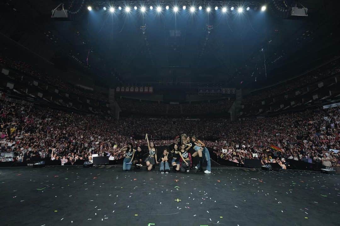 TWICEのインスタグラム：「TWICE 5TH WORLD TOUR 'READY TO BE' IN #HOUSTON - DAY 2   We had a lovely night in Houston today! Big thanks to our ONCE for your love & support💘  #TWICE #트와이스 #READYTOBE #TWICE_5TH_WORLD_TOUR」