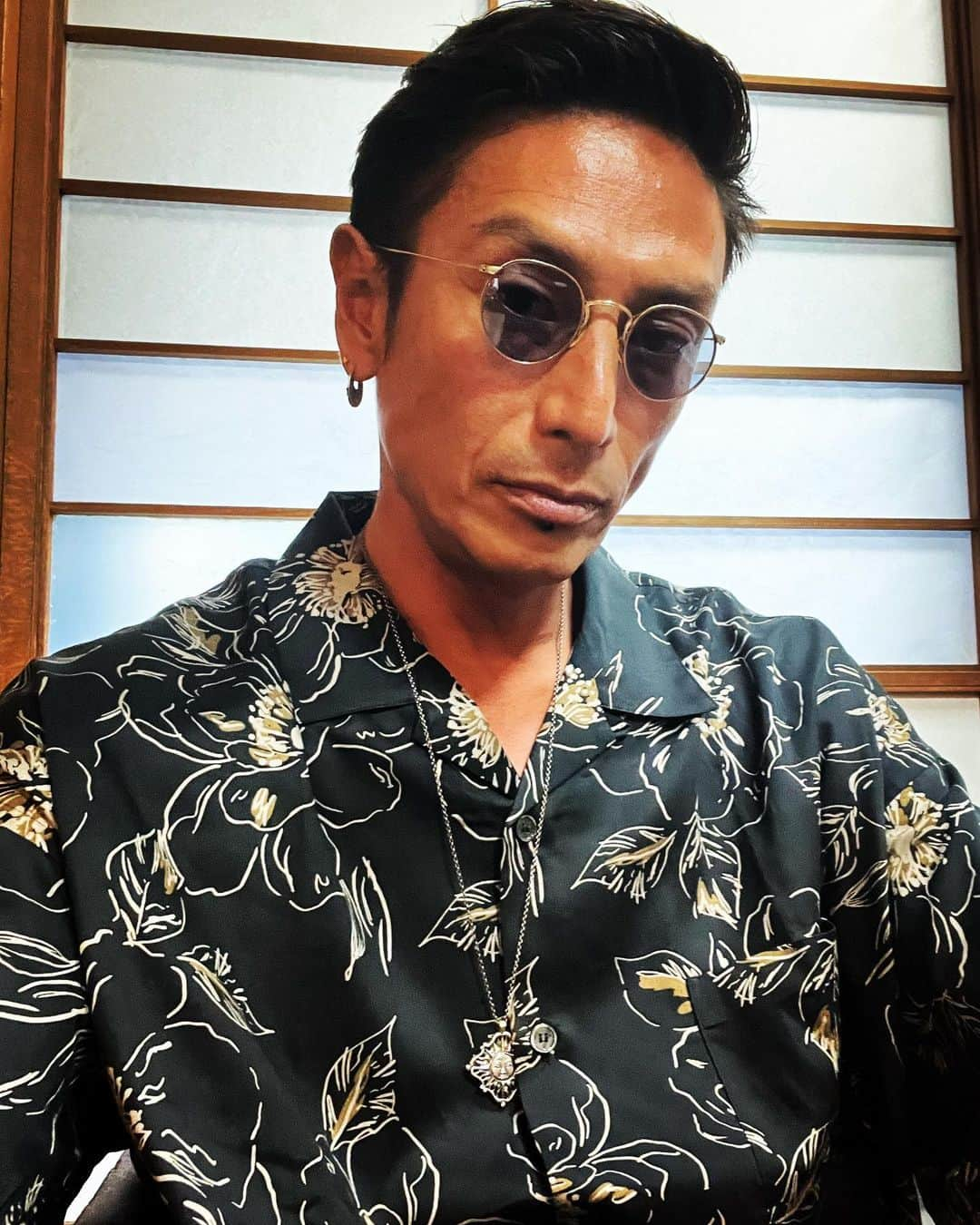 伊勢谷友介さんのインスタグラム写真 - (伊勢谷友介Instagram)「Back to Tokyo. 友人の新作シャツを着て、その色に合わせて、かのドラマで使った眼鏡と自分で製作したピアスとペンダントをつけてました🎶（ショップはプロフィールから❣️） オメカシして向かったのはyukidyeの展示会です🎶 彼女には以前、僕のショップで販売しているWorship Tシャツの染色をお願いしました。 相変わらずのハッピーオーラと気遣いに満ちている彼女の空間は居心地が良いし、何よりタイダイが可愛い😍 帰りにはずーっと食べたかった鴨セイロを食べました。こりゃいくらでも食べられるなw そばを食べて外に出ると、街はブルーの世界に。天気の良い日が沈んだ後の一瞬の時間。マジックアワーです。  #yukidye  #sunandmoon #sunandmoonpiercing  #sunandmoonpendant」6月26日 13時45分 - iseya_yusuke