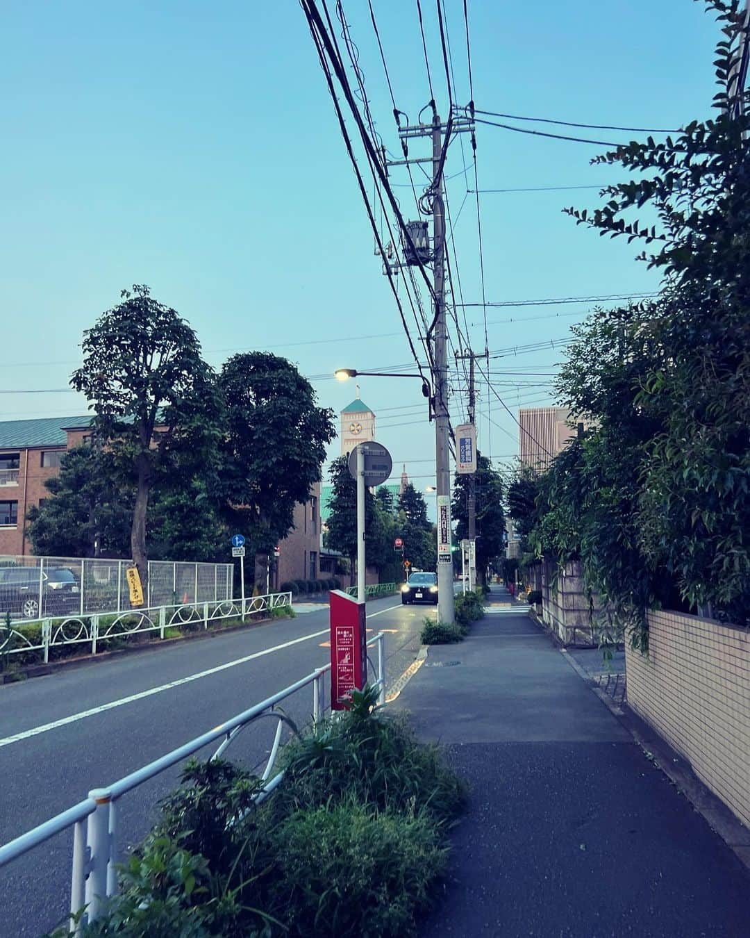 伊勢谷友介さんのインスタグラム写真 - (伊勢谷友介Instagram)「Back to Tokyo. 友人の新作シャツを着て、その色に合わせて、かのドラマで使った眼鏡と自分で製作したピアスとペンダントをつけてました🎶（ショップはプロフィールから❣️） オメカシして向かったのはyukidyeの展示会です🎶 彼女には以前、僕のショップで販売しているWorship Tシャツの染色をお願いしました。 相変わらずのハッピーオーラと気遣いに満ちている彼女の空間は居心地が良いし、何よりタイダイが可愛い😍 帰りにはずーっと食べたかった鴨セイロを食べました。こりゃいくらでも食べられるなw そばを食べて外に出ると、街はブルーの世界に。天気の良い日が沈んだ後の一瞬の時間。マジックアワーです。  #yukidye  #sunandmoon #sunandmoonpiercing  #sunandmoonpendant」6月26日 13時45分 - iseya_yusuke