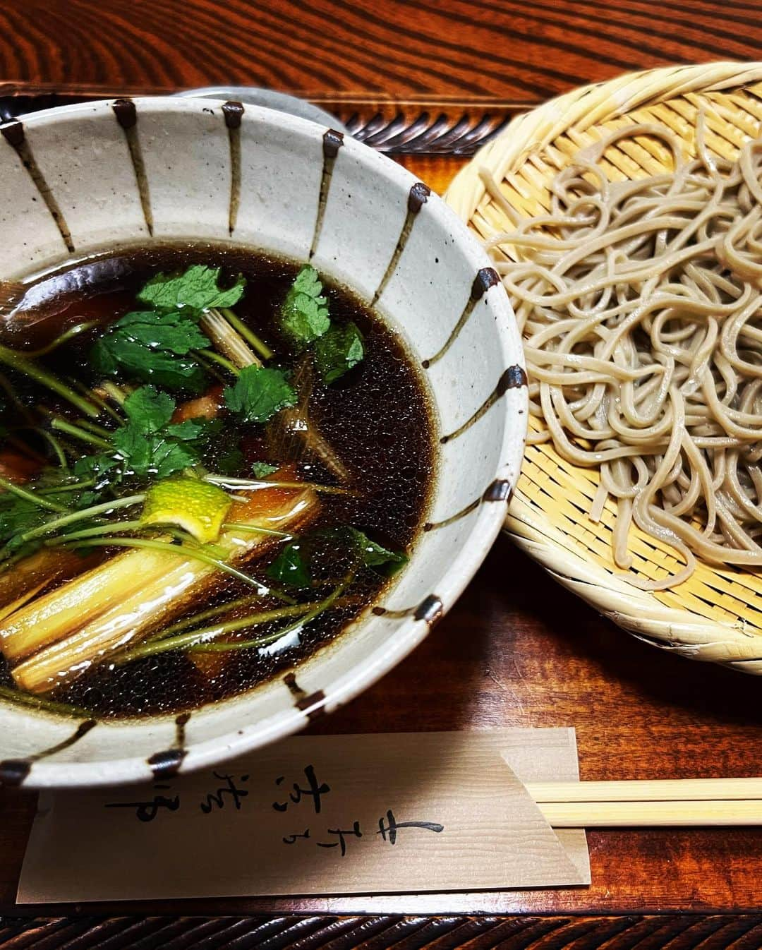 伊勢谷友介さんのインスタグラム写真 - (伊勢谷友介Instagram)「Back to Tokyo. 友人の新作シャツを着て、その色に合わせて、かのドラマで使った眼鏡と自分で製作したピアスとペンダントをつけてました🎶（ショップはプロフィールから❣️） オメカシして向かったのはyukidyeの展示会です🎶 彼女には以前、僕のショップで販売しているWorship Tシャツの染色をお願いしました。 相変わらずのハッピーオーラと気遣いに満ちている彼女の空間は居心地が良いし、何よりタイダイが可愛い😍 帰りにはずーっと食べたかった鴨セイロを食べました。こりゃいくらでも食べられるなw そばを食べて外に出ると、街はブルーの世界に。天気の良い日が沈んだ後の一瞬の時間。マジックアワーです。  #yukidye  #sunandmoon #sunandmoonpiercing  #sunandmoonpendant」6月26日 13時45分 - iseya_yusuke