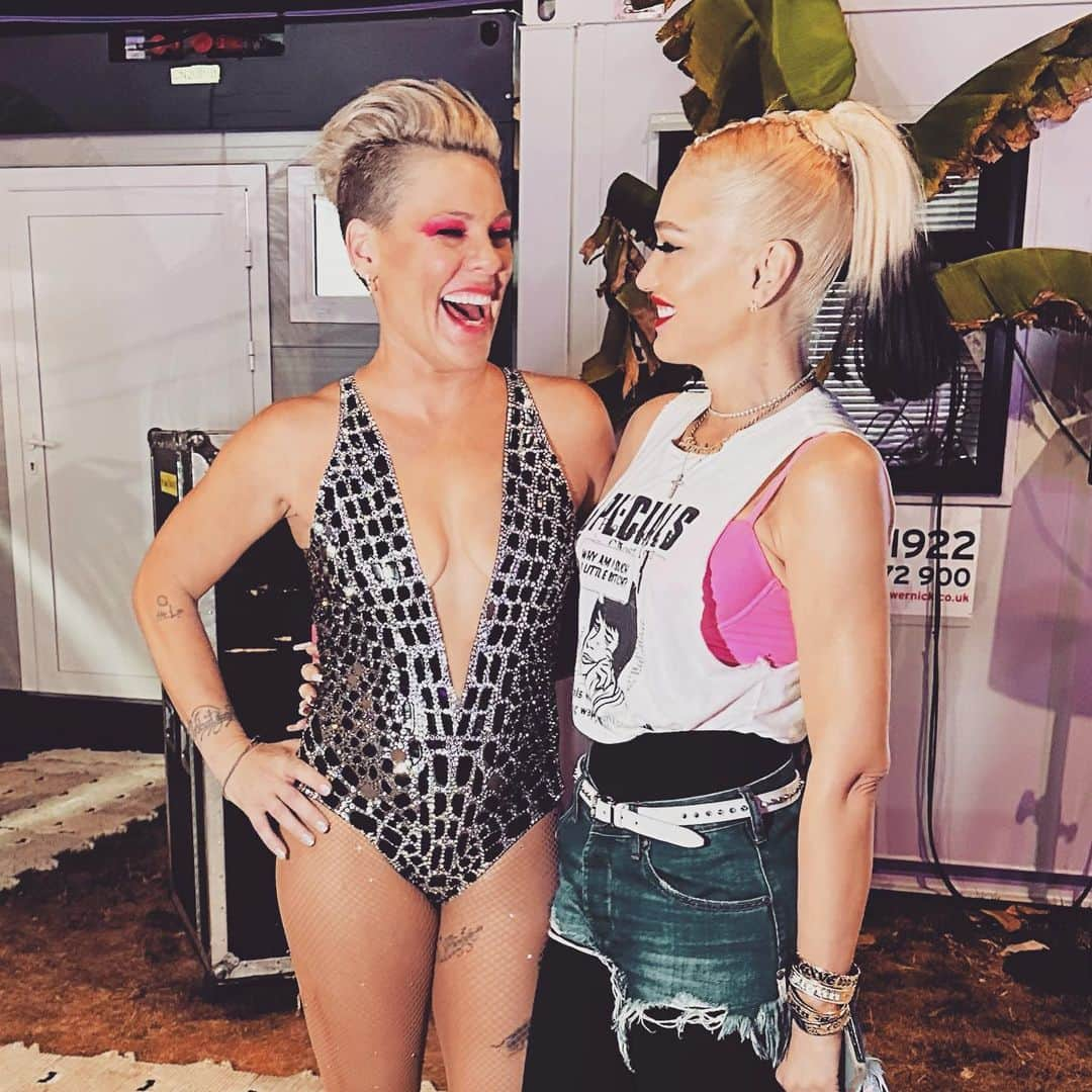 P!nk（ピンク）のインスタグラム：「@gwenstefani I have known you for a long time and I have looked up to you like a big sister. You’re the coolest, kindest, and you always have the most swag in the room. Thank you for spending your weekend with me. We have so much more to cover 😂  I’m gonna call you tomorrow lol. I love you. ❤️ 💕」