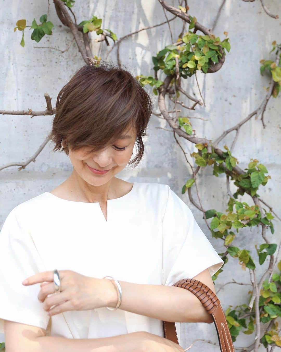 富岡佳子さんのインスタグラム写真 - (富岡佳子Instagram)「アート性を感じさせる印象的なシルバージュエリー。 スワイプ2枚目…巻貝の化石がモチーフのリングです。 スワイプ3枚目…#outfit  スワイプ＆タップしてみてくださいね！ #sponsored」6月26日 13時38分 - yoshikotomioka