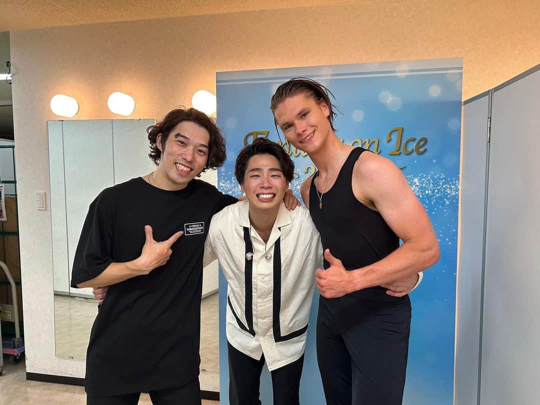 無良崇人さんのインスタグラム写真 - (無良崇人Instagram)「#FantasyonIce2023  全ツアー終了しました⛸️  ツアーキャストとして初めて参加させていただいて、たくさん勉強になりました！  多彩なジャンルのパフォーマンスが観られる唯一のアイスショー！ 最高すぎて、早くもファンタジーロスです。。  またあの場に戻って来れるように頑張ります！  ありがとうございました！  #羽生結弦 #johnnyweir #stephanelambiel  #javierfernandez #gabriellapapadakisguillaumecizeron  #denisvasiljevs #pipergillespaulpoirier  #meryaceved #alfonsocampa #davidwilson #宮本賢二 #織田信成 #宮原知子 #田中刑事 #無良崇人 #坂本花織 #三原舞依  #小林柊矢 #ディーン・フジオカ #中島美嘉 #airyjapan #bluetokyo」6月26日 13時40分 - takahitobh5d