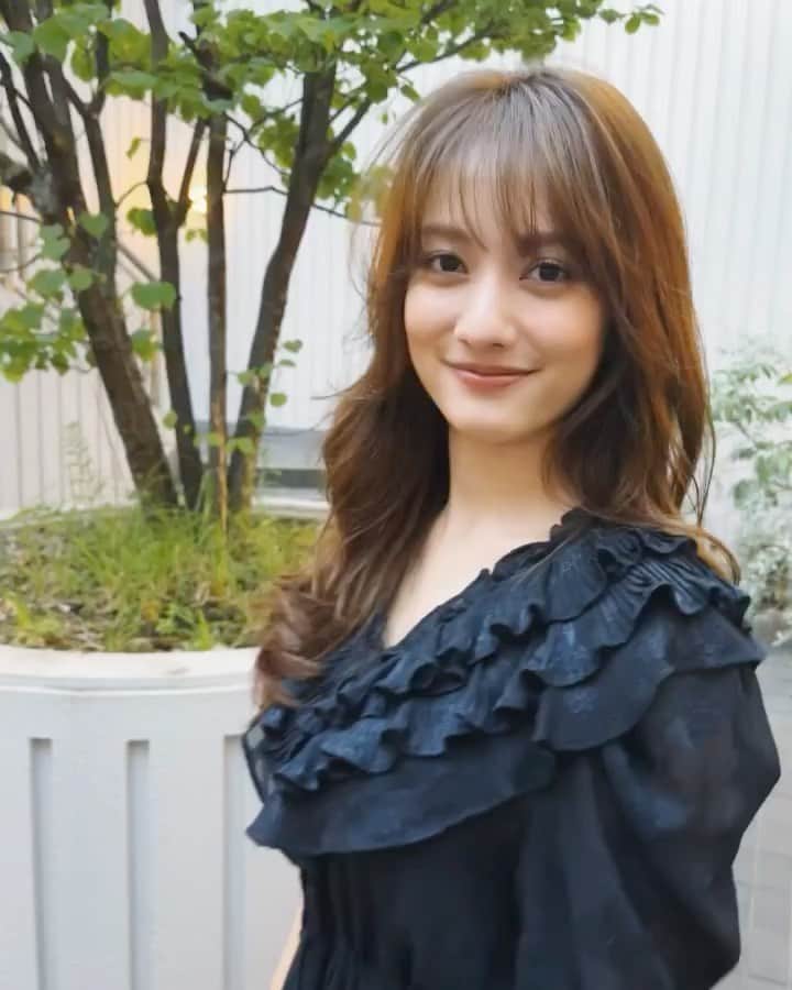 青木大輔のインスタグラム：「まりあちゃんのヘアメンテ 2週間毎に来てくれてます！ 髪は大事ー‼️キレイにするから任せてね〜🤓👍🏼 #谷まりあ #ロングヘアー  Posted @withregram • @mariaaaa728 髪の毛を綺麗にしてもらってるんるんな帰りの日の写真♡ この日は撮影帰りで囲みメイクだった日なので濃いめな私🫣 帰りは巻いてセットしてくれましたうれしっ！  今日もお疲れ様でした♡明日はもう金曜日あと少し頑張りましょう🤏💗頑張りすぎはダメですよぉゆっくり休んでください💤」