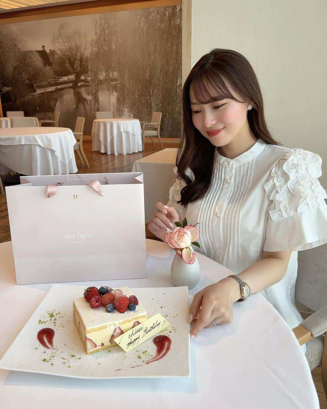 清里千聖のインスタグラム：「. 先日さわりぃにお祝いして頂いたときの🥹🎂 いつもありがとう💐💕 2週間あってないだけで久しぶりな感じ🤣♡ ⁡ そして今日はデトックスday❤️‍🔥 1ヶ月ぶりの @crysta_nagoya へ🫶🏻💎 今日も気持ちよくてぐっすり😌🤍 lunchの時もコルギ仲間なので 陽子さんのお話で盛り上がりました🫢💕 いつもケアありがとうございます🩵🩵 #🥂 #🎂 #💆‍♀️」