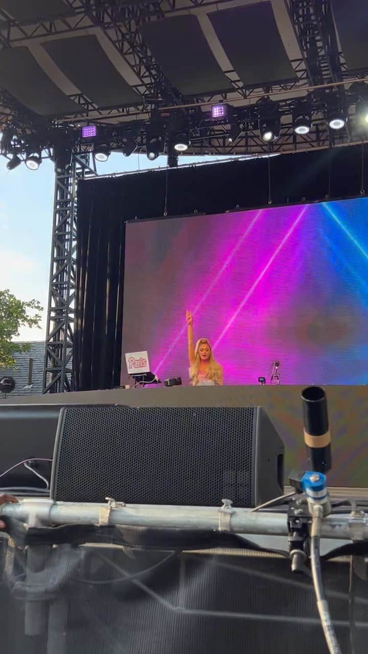 のインスタグラム：「I can feel your heart beating, NYC!! 💓Playing Padam Padam by the iconic @KylieMinogue with the sickest remix from @Altego_Music for this incredible crowd at @DreamlandPride in Central Park to celebrate the LGBTQIA+ community was iconic!!😍🩷🌈 I love you all!! 😘🥰」