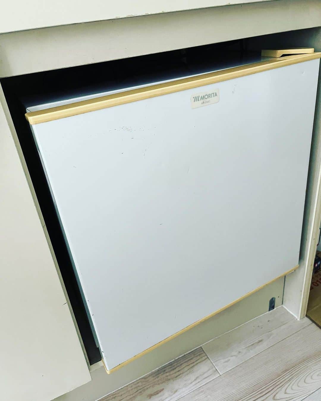 タケモトコウジさんのインスタグラム写真 - (タケモトコウジInstagram)「作業場に小型の冷蔵庫をいただきました！ コレで冷たい飲み物が確保できます！   #あとは掃除機」6月26日 13時55分 - takemotokoji