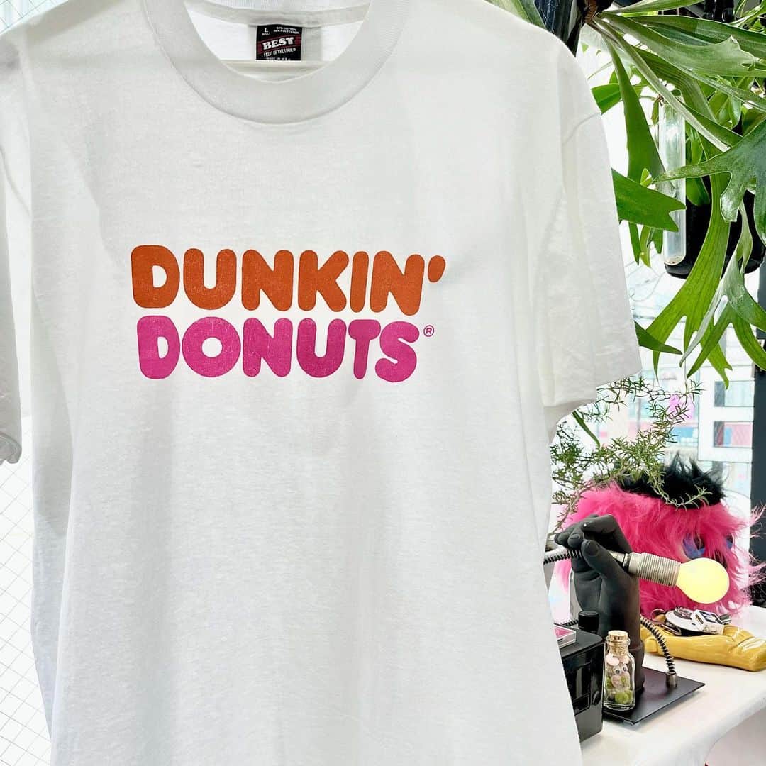 ジャムルのインスタグラム：「OPEN UNTIL 7:00PM . 90's DUNKIN' DONUTS .  #お問い合わせはお電話で承ります #jammru#jammru_tee#vintagetshirt #vintagetee#dunkindonuts  #osaka  #fashion  #streetstyle  #streetfashion  #vtg  #vintage  #used  #usedclothing  #古着 #古着屋 #ファッション #70s #80s #90s」