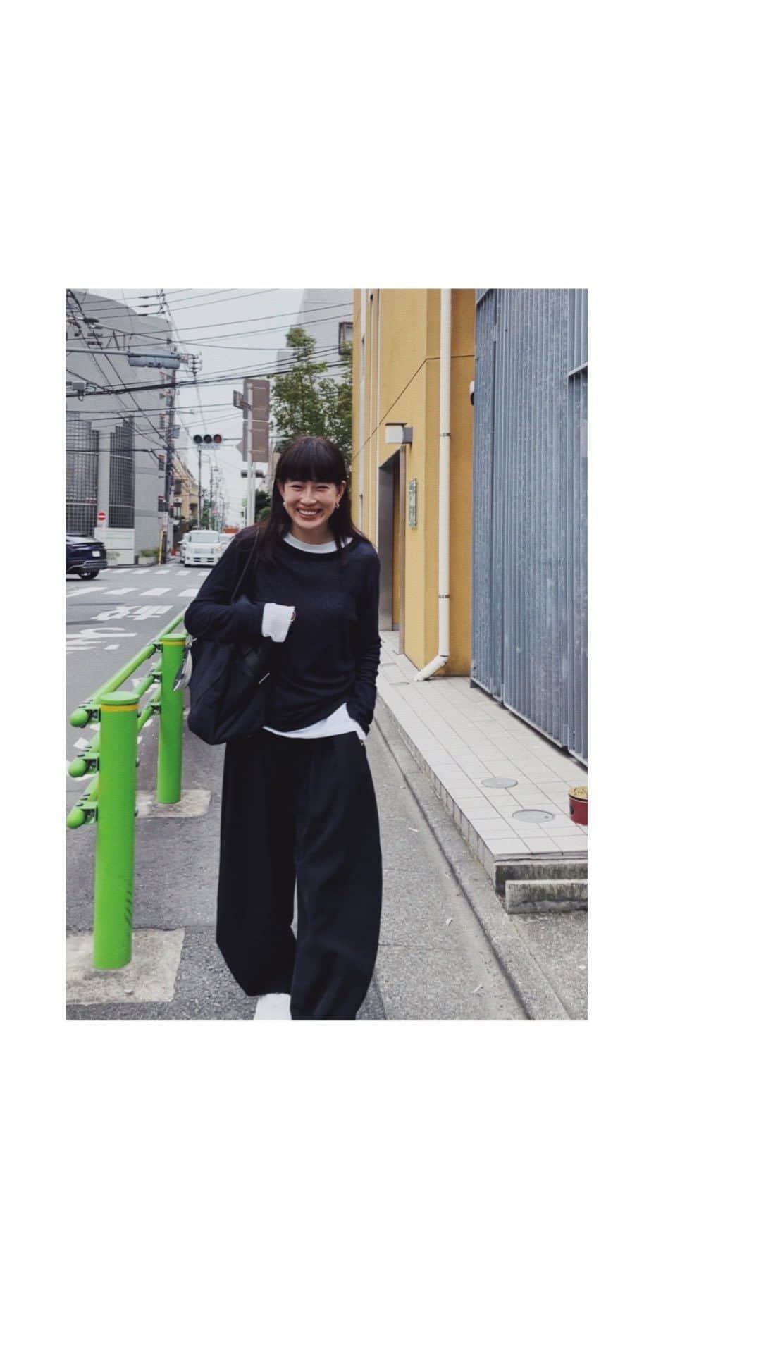JUNNAのインスタグラム：「@etretokyo_hana とお喋りしながら 今週のリアルバイについて...  今週私のリアルバイは発売を待ちに待っていた #ETREレイヤードセットロンTee  すき。 だいすき。 最高。  いよいよ発売です  先行受注でご予約いただいた皆さまの元には ひと足先にお届けがスタートしております♡  tops/ #ETREレイヤードセットロンTee 6/29発売 pants/ #ETREキャバルリーツイルワイドパンツ sneaker/ @oao_footwear  bag/ #therow @maisontherow  ring/ @charlottechesnais  pierce/ #jilsander  🐋/ @ohgaofficial  phon case/ @aoi186 × @ascene_official   #156cm#etretokyo#スニーカーコーデ#ネイビー」