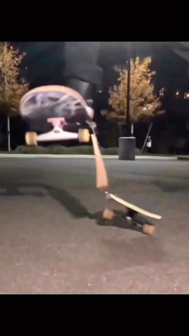 Skate Crunch (OG)のインスタグラム：「🧐 @matttomasello is obviously a wizard 🤷🏻‍♂️💯   ♻️ @nostietony 🤙🏼」