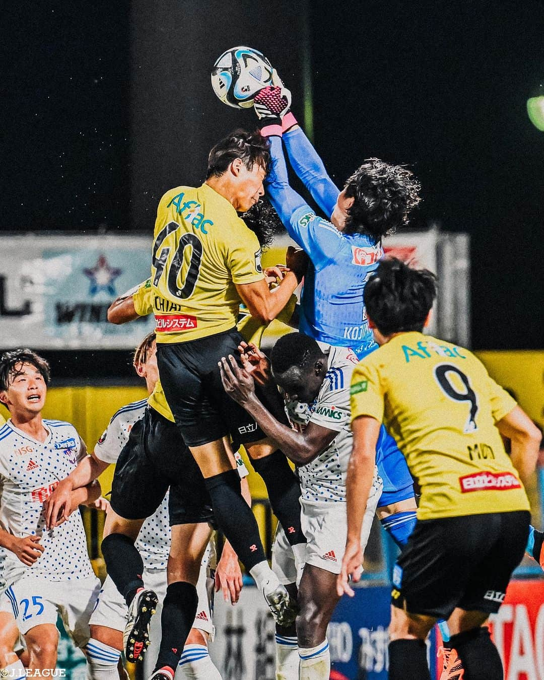 Ｊリーグさんのインスタグラム写真 - (ＪリーグInstagram)「📸𝐉.𝐋𝐄𝐀𝐆𝐔𝐄 𝐏𝐡𝐨𝐭𝐨𝐠𝐫𝐚𝐩𝐡⚽  ∼明治安田生命J１リーグ第18節∼ 夏の暑さと共に白熱してきた順位争い🔥 今節の熱いシーンもご覧ください👀  #FC東京 #ディエゴオリヴェイラ #ガンバ大阪 #ダワン #サガン鳥栖 #小野裕二 #ヴィッセル神戸 #山口蛍 #武藤嘉紀 #大迫勇也 #セレッソ大阪 #香川真司 #横浜Fマリノス #渡辺皓太 #エウベル #京都サンガFC #麻田将吾 #浦和レッズ #関根貴大 #柏レイソル #アルビレックス新潟  #Jリーグ #jleague #サッカー #soccer #football #J30」6月26日 14時07分 - jleaguejp