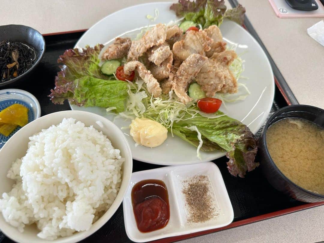 やのぱん（矢野ひろし）のインスタグラム：「軽く食べたくて、、 って、 豚ロース定食行ってもた！！ お母ちゃんのサービスで、 ご飯が大盛り。。。 残すのんイヤやから、当然完食！！ あざまーす*\(^o^)/* #ランチ　#豚　#豚唐揚げ #やのぱん　#豚ロース」