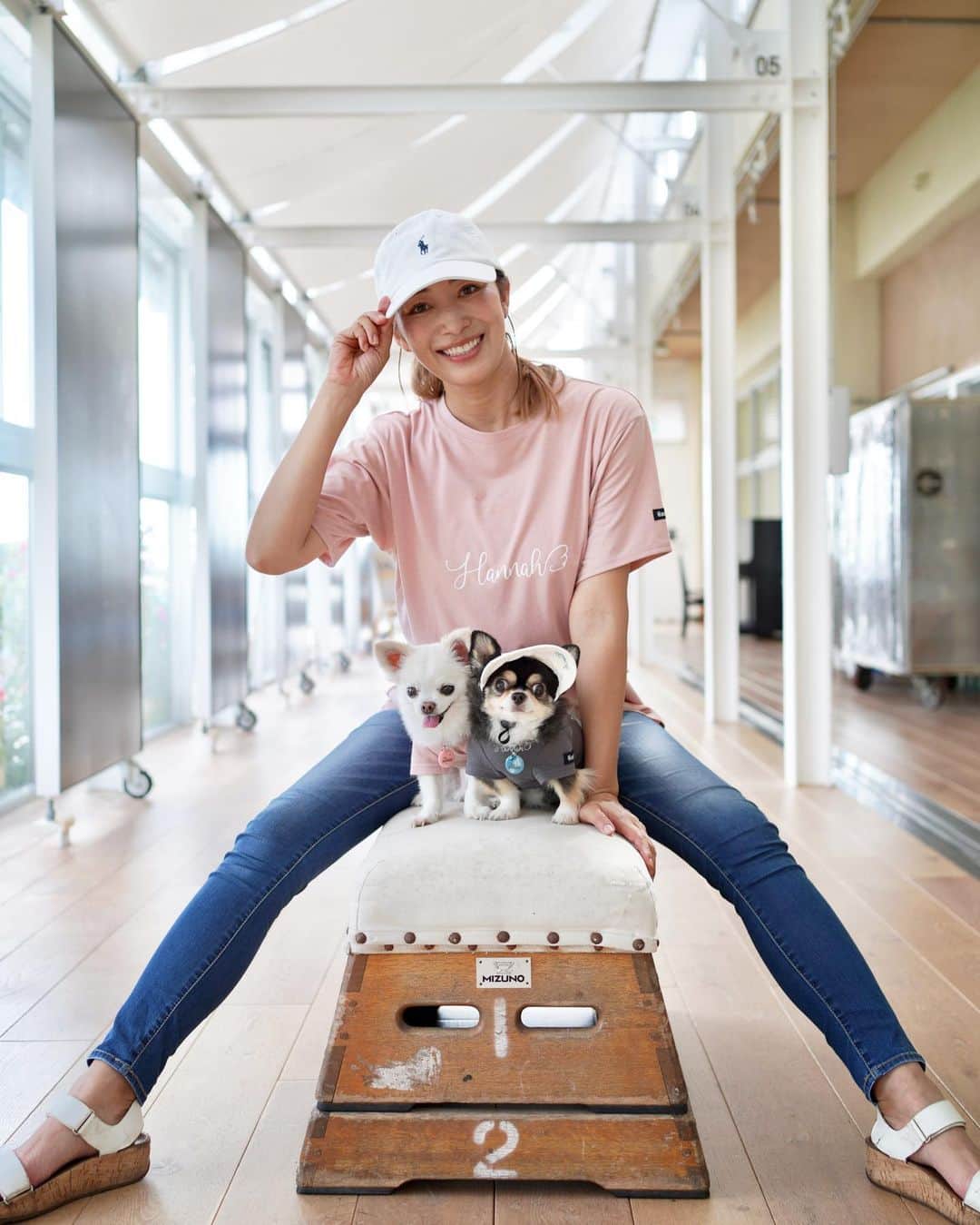 のインスタグラム：「オソロコーデで愛犬とお出かけしてきたよ♪  廃校になった小学校が道の駅になっていました🥰 給食も食べました🥰  この後海へ☺️  夏のデニムはしまむら🤭 冷たくて薄くて　もぉね、最強🥳」