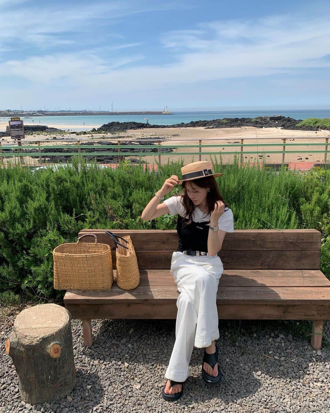 nanaのインスタグラム：「오늘 저녁에 만나볼 나흐나흐 귀여운 리본탑🧏🏼‍♀️ 어쭈구리 많이 예쁨가득입니다 후훗👋🏽 함께 매치한 아이템들은 모두 @ribbontie_official   그레이 스커트만  @mimijung_ 이가 파는고!!!(아직 업뎃안됨)」