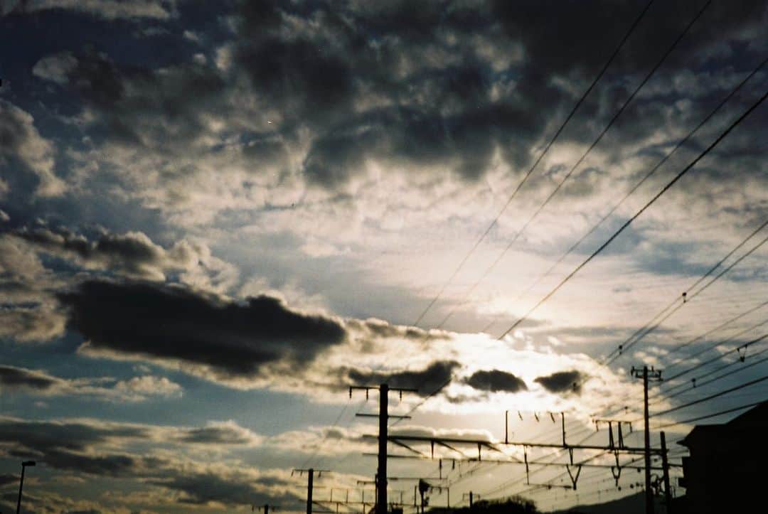 麻絵さんのインスタグラム写真 - (麻絵Instagram)「日々を自分なりに面白くできたら、面白がれたら。と思う。  気付いたら空ばっかり撮ってるな。  #麻絵カメラ #フィルムカメラ」6月26日 14時22分 - asaesan
