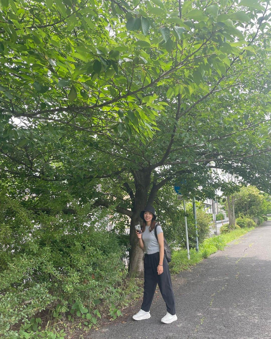 森田理香子さんのインスタグラム写真 - (森田理香子Instagram)「． ． ほんの少しの休み時間を有効に✨ この前、プロアマでお会いした 女性ゴルファーの皆様が教えてくださった ポーズで撮ってみた🤳 女性ゴルファーが増えて嬉しい❤︎  身体を動かして 気持ちも体もかっこよくしたい、 毎日を頑張ろー❣️  #日々努力#女を舐めんなよ#最近コメントに太ったとかいうやつおるけど失礼すぎるやろ #体脂肪率16%#軽く自慢させて #練習頑張って#うまくなりたい#プロゴルファー」6月26日 14時23分 - 1_rikako