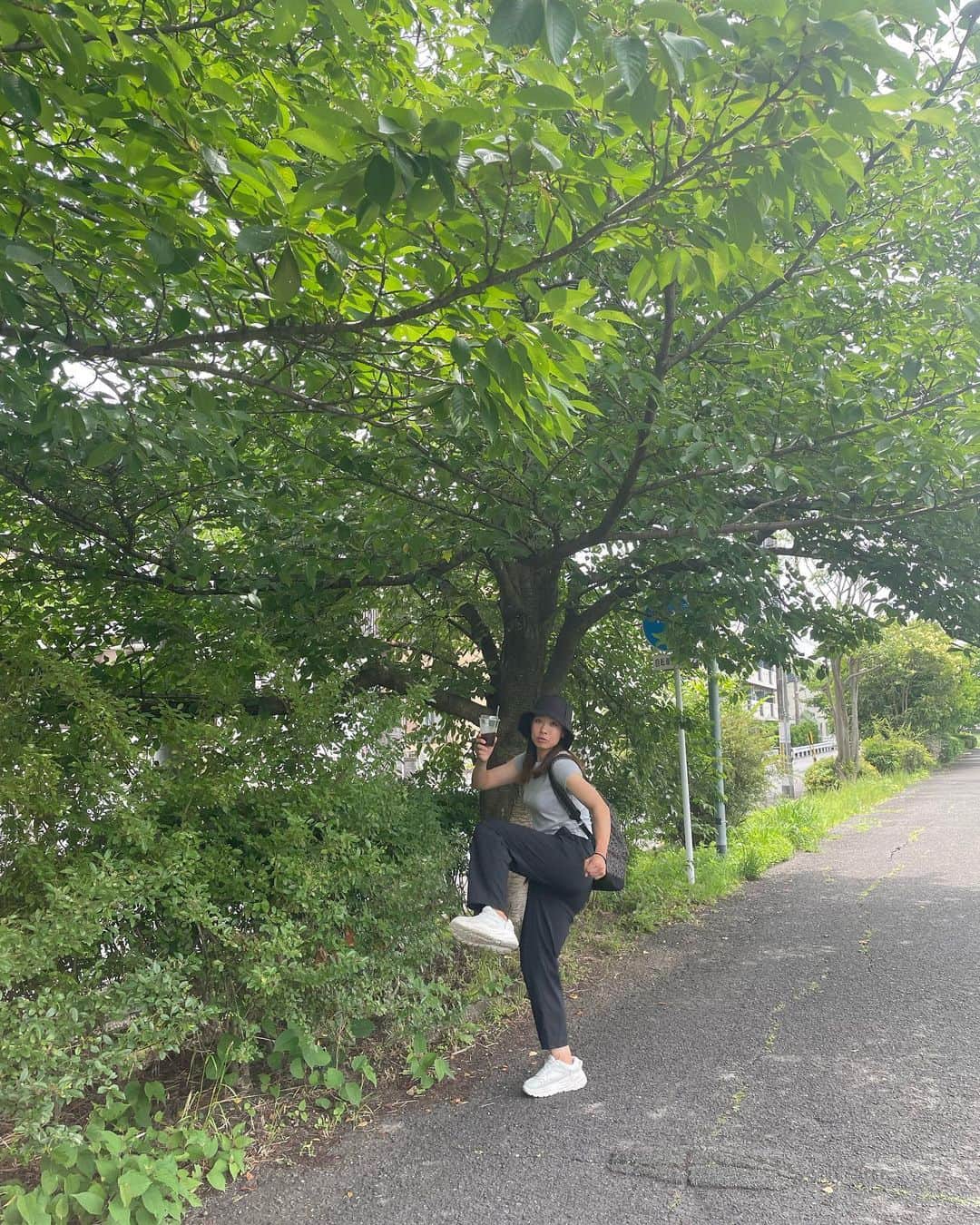 森田理香子さんのインスタグラム写真 - (森田理香子Instagram)「． ． ほんの少しの休み時間を有効に✨ この前、プロアマでお会いした 女性ゴルファーの皆様が教えてくださった ポーズで撮ってみた🤳 女性ゴルファーが増えて嬉しい❤︎  身体を動かして 気持ちも体もかっこよくしたい、 毎日を頑張ろー❣️  #日々努力#女を舐めんなよ#最近コメントに太ったとかいうやつおるけど失礼すぎるやろ #体脂肪率16%#軽く自慢させて #練習頑張って#うまくなりたい#プロゴルファー」6月26日 14時23分 - 1_rikako