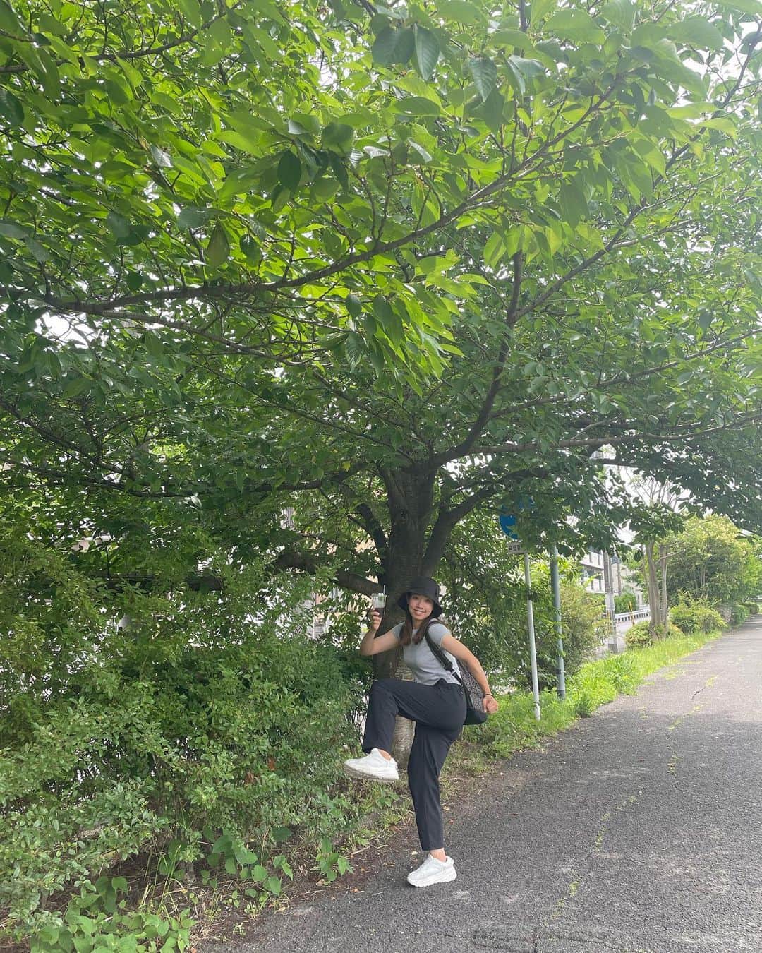 森田理香子さんのインスタグラム写真 - (森田理香子Instagram)「． ． ほんの少しの休み時間を有効に✨ この前、プロアマでお会いした 女性ゴルファーの皆様が教えてくださった ポーズで撮ってみた🤳 女性ゴルファーが増えて嬉しい❤︎  身体を動かして 気持ちも体もかっこよくしたい、 毎日を頑張ろー❣️  #日々努力#女を舐めんなよ#最近コメントに太ったとかいうやつおるけど失礼すぎるやろ #体脂肪率16%#軽く自慢させて #練習頑張って#うまくなりたい#プロゴルファー」6月26日 14時23分 - 1_rikako