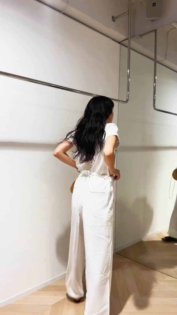 のインスタグラム：「白と白🤍☁️ やわらか〜くてラフに穿けるサロペット✌🏽好き  #searoomlynn#カジュアル服」