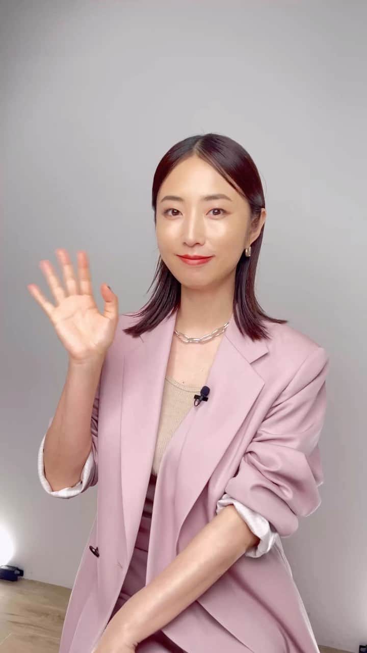のインスタグラム：「【#WWDBEAUTYベストコスメ】「WWDBEAUTY」6月26日号はベストコスメ特集！  「WWDJAPAN.com」上でも紹介していますが、今期の売れ筋を受賞結果の一覧表と共にタブロイドサイズでチェックできるのが本紙の魅力です。スキンケアやメイクアップにとどまらず、メンズコスメや美容機器・ツールまで、チャネル別の傾向を総ざらいしています。各バイヤーが言及する売れた理由の分析も注目です。  さらに、6月30日にYouTubeで動画を公開！MEGUMIさんと村上要編集長が上半期のベストコスメを振り返ります。お見逃しなく！  #MEGUMI#WWDBEAUTY#WWDBEAUTYベストコスメ#ベストコスメ2023#ベストコスメ#ベスコス#コスメ#メイク#スキンケア#ヘアケア#メンズコスメ#美容機器#美容」